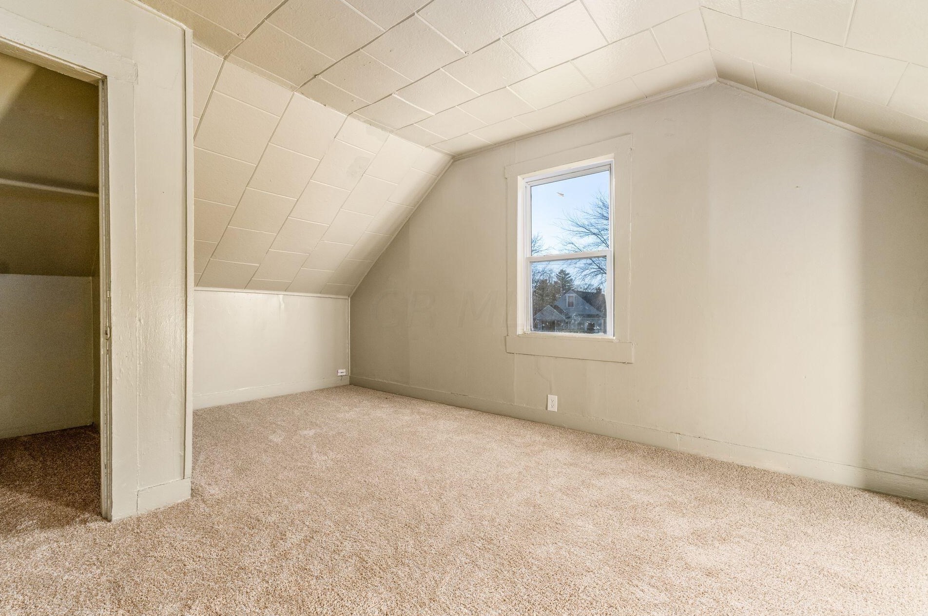 574 Hampton Rd, Columbus OH 43213-2727 exterior