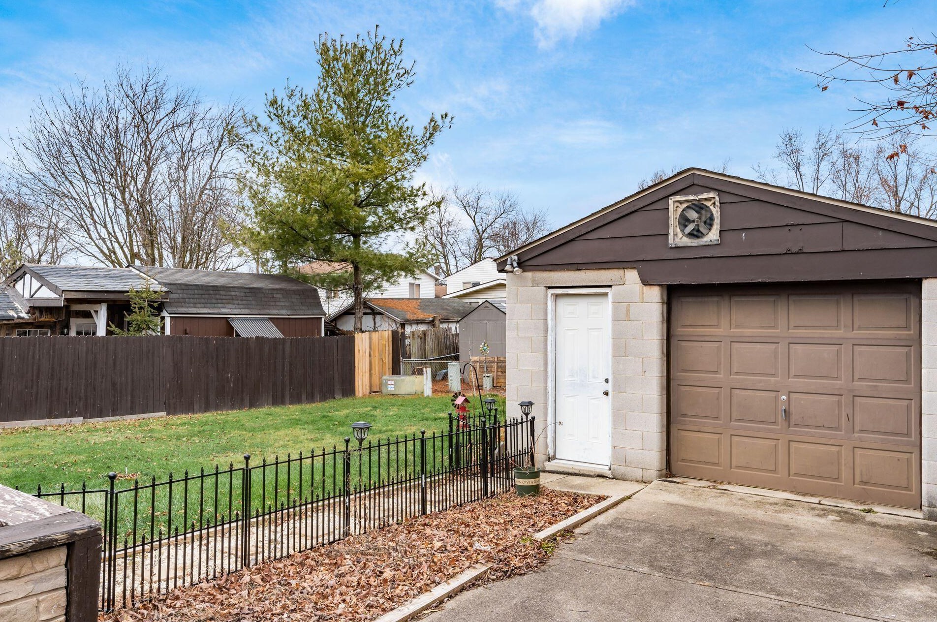 2818 Palisades Ave, Columbus OH  43207-3547 exterior