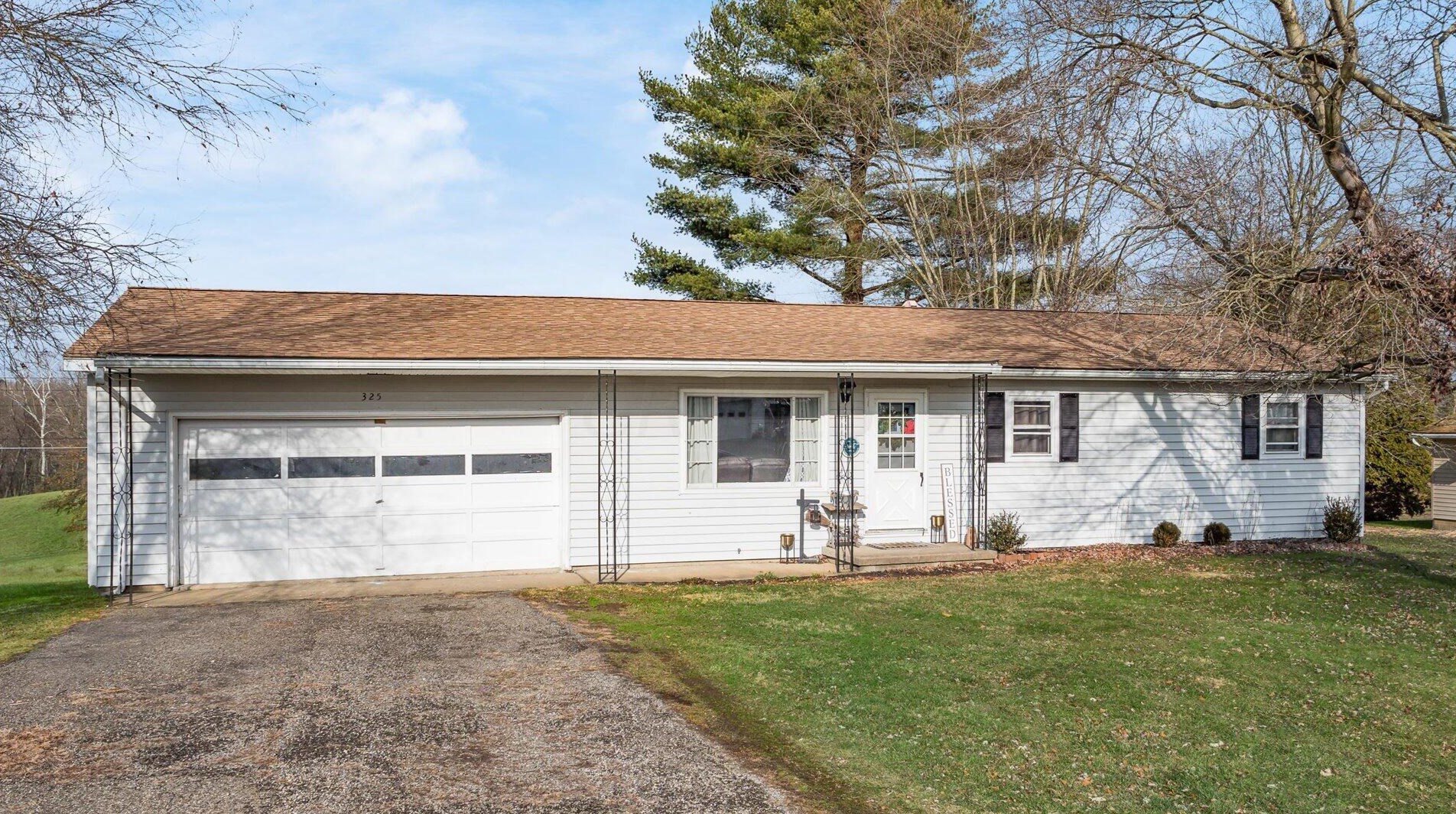325 Mohican Dr, Crooksville OH  43731-9729 exterior