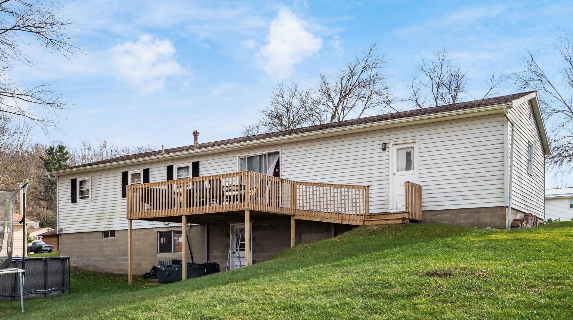 325 Mohican Dr, Crooksville OH  43731-9729 exterior