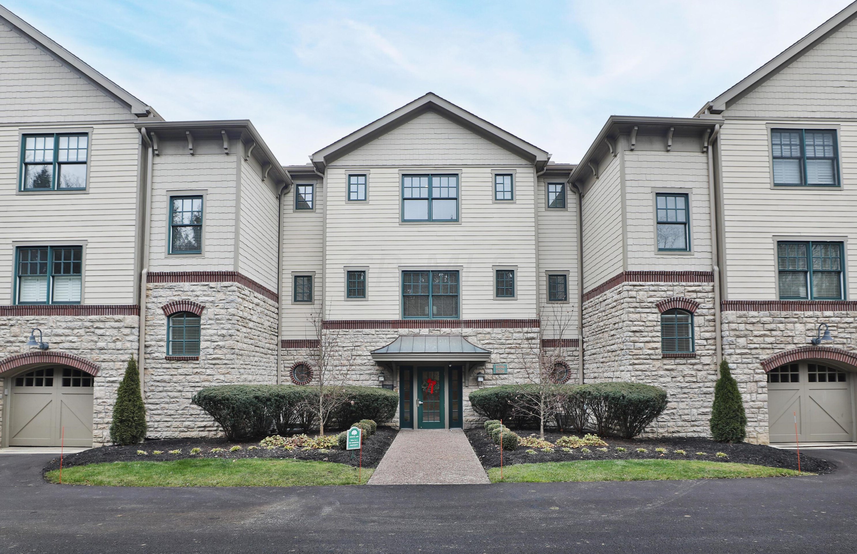 8206 Mount Air Pl, Columbus, OH 43235-1372