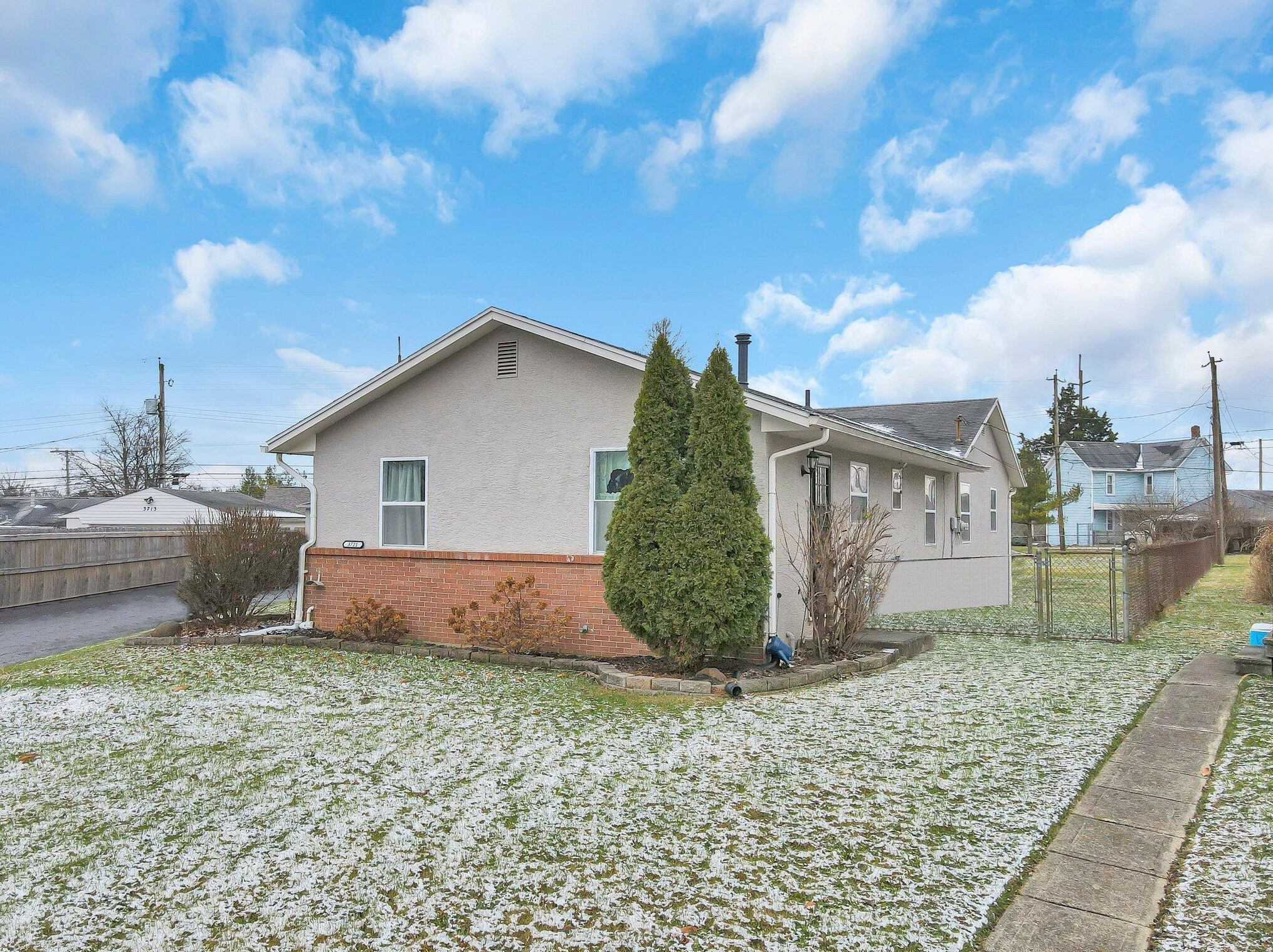 3719 Mccarley Dr, Columbus OH 43228-3134 exterior