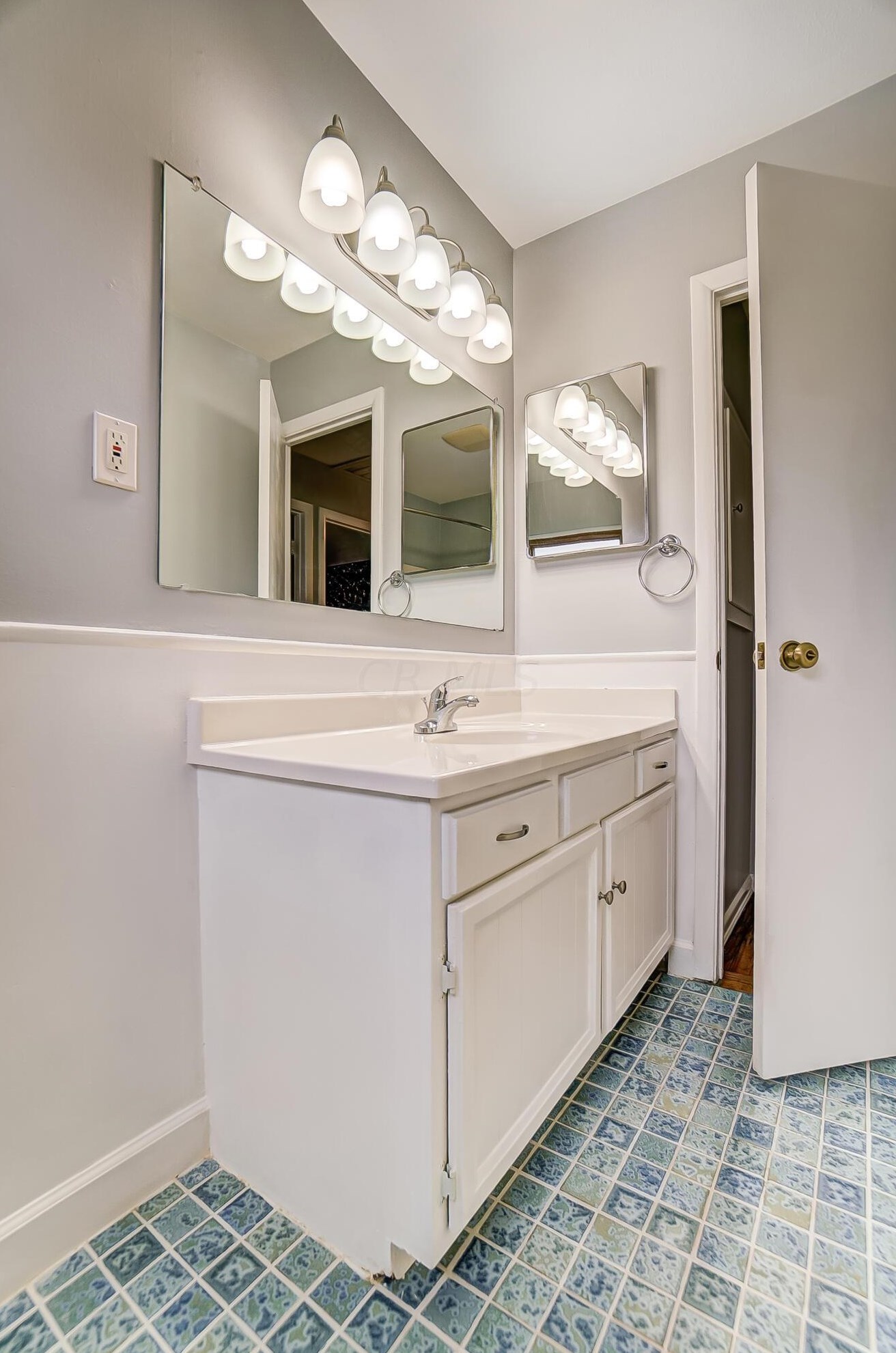 722 Harley Dr, Columbus OH 43202-1807 exterior