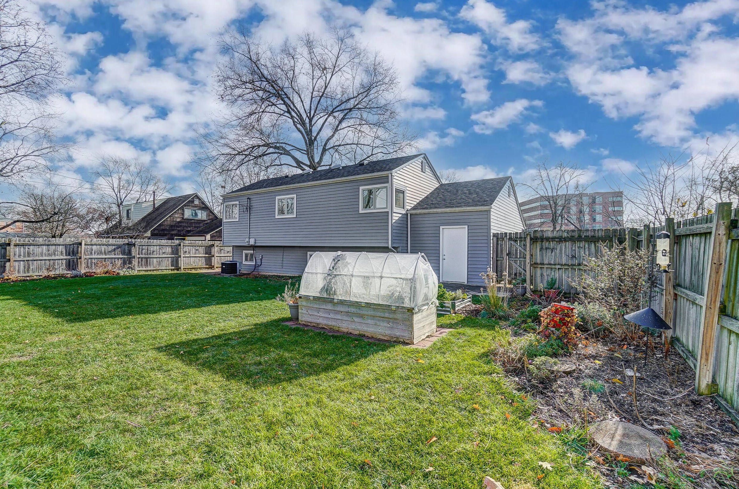 722 Harley Dr, Columbus OH 43202-1807 exterior