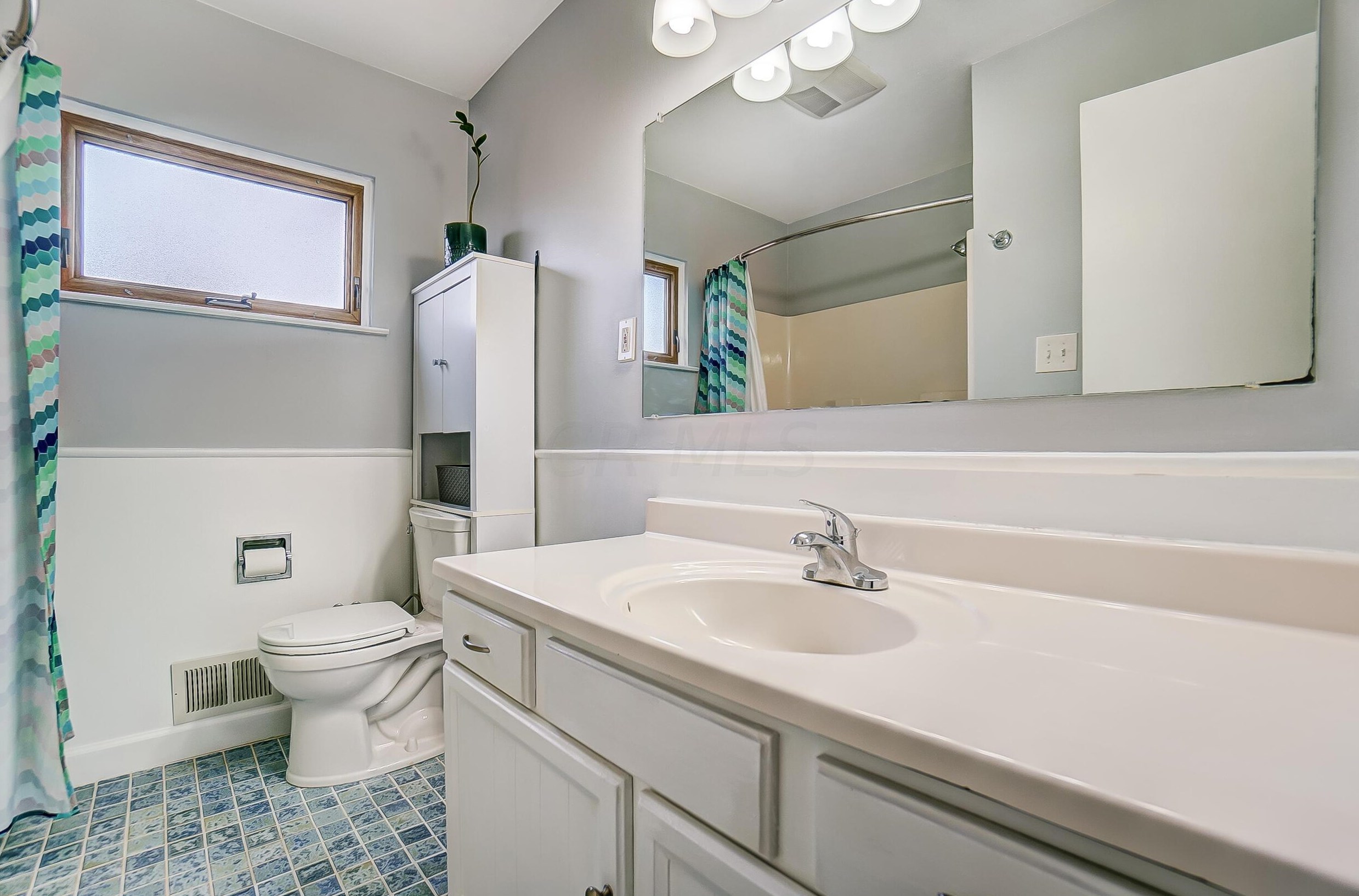 722 Harley Dr, Columbus OH 43202-1807 exterior