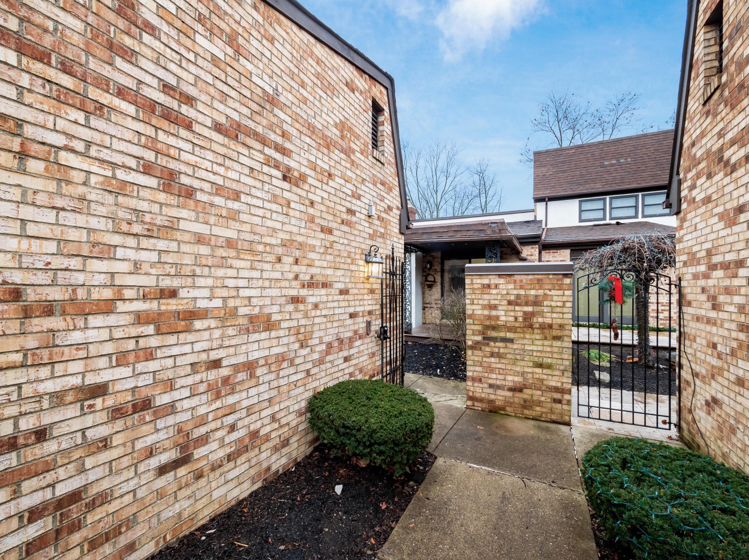 4572 Arlingate Dr, Columbus OH  43220-3068 exterior