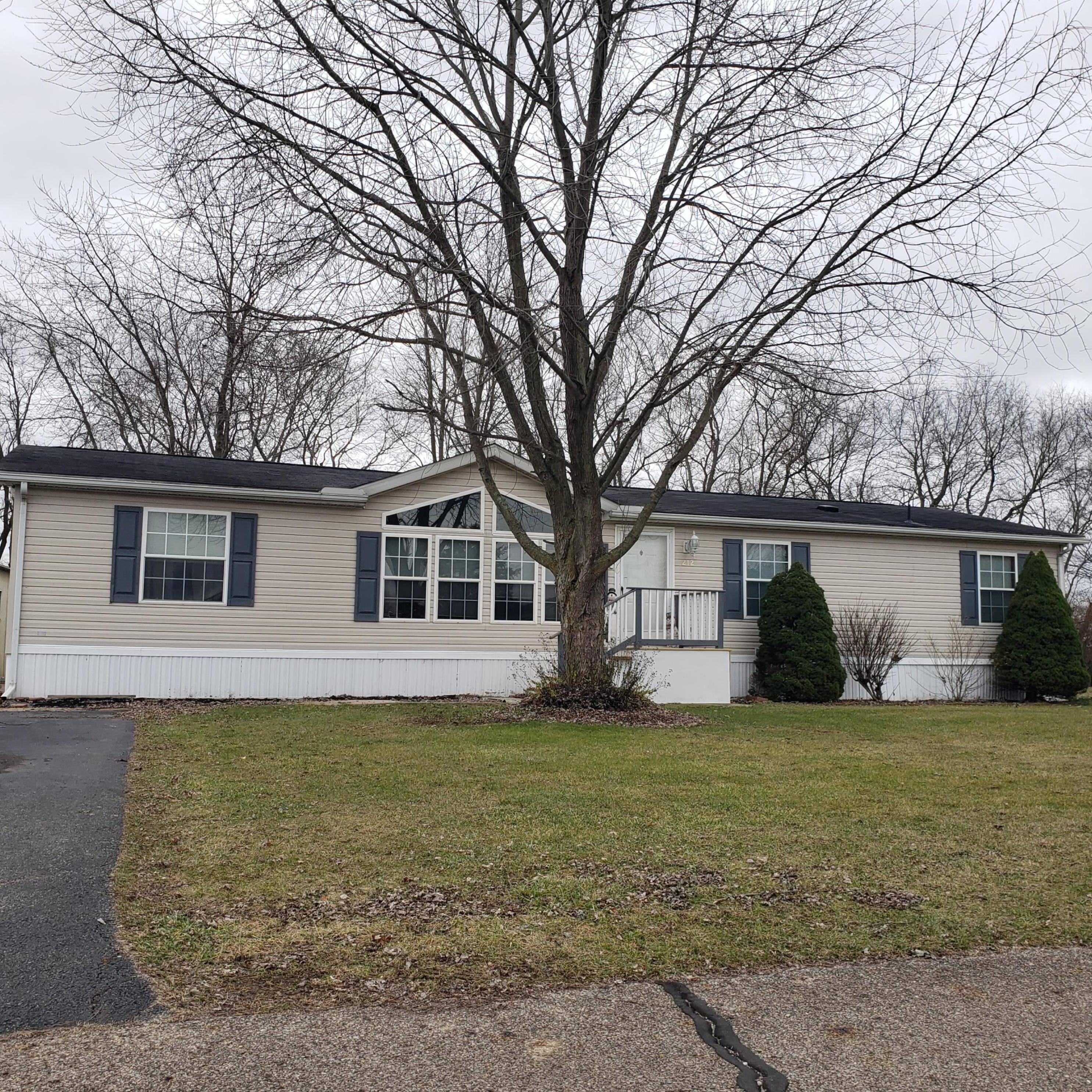 212 Briarwood Ct, Ashville, OH 43103-2016