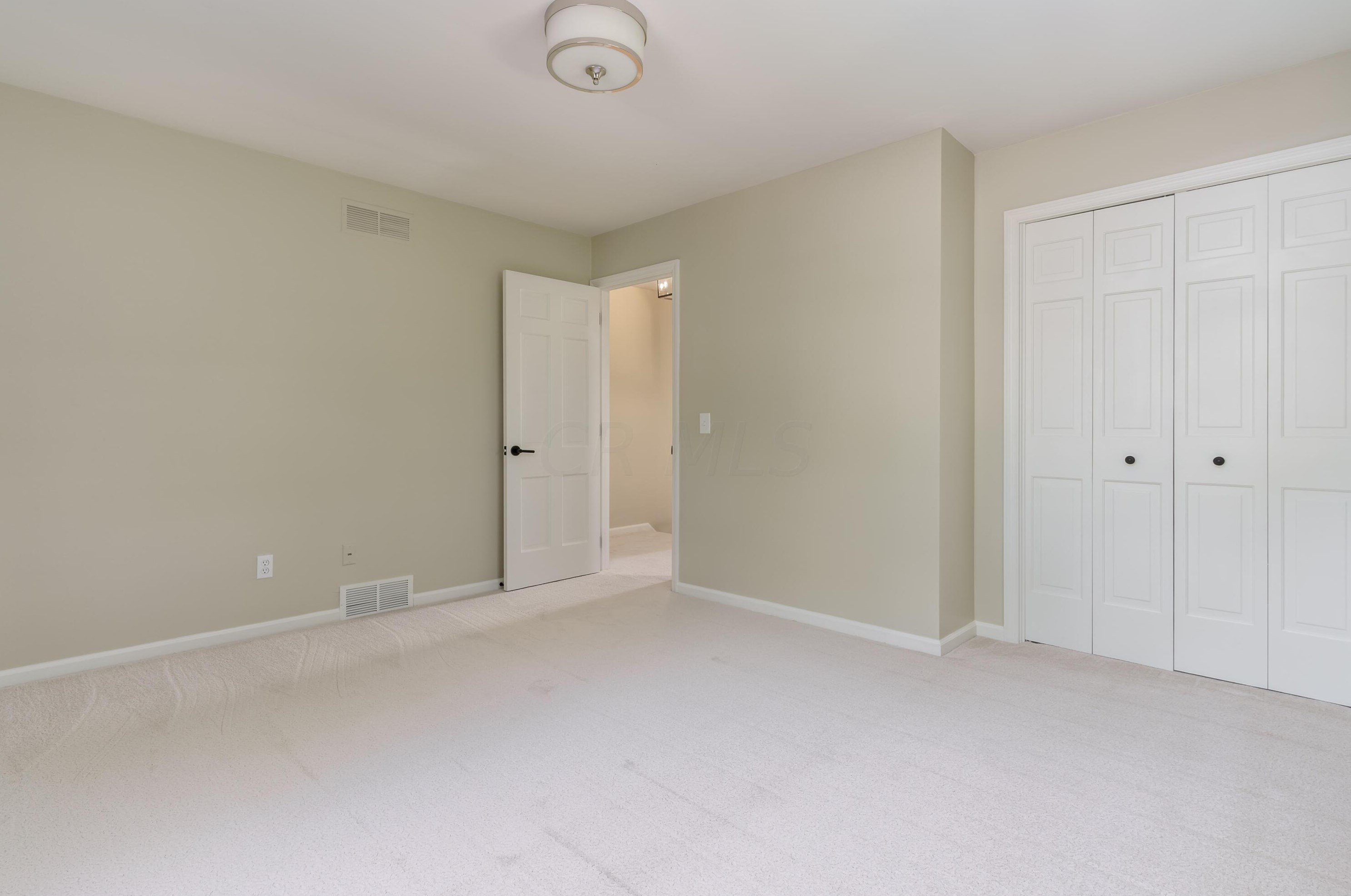 1377 Oakbourne Dr, Columbus OH  43235-1172 exterior