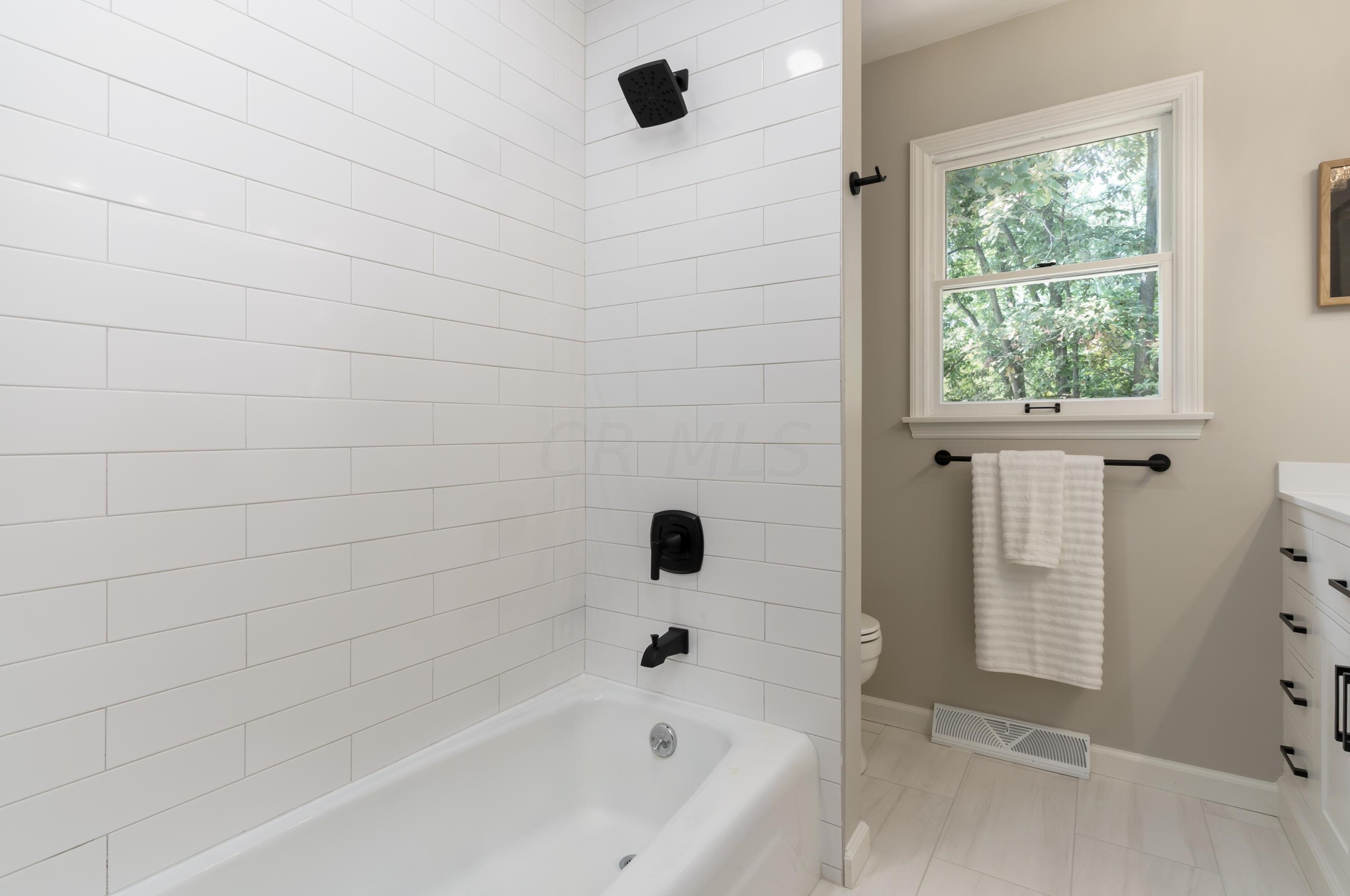 1377 Oakbourne Dr, Columbus OH  43235-1172 exterior