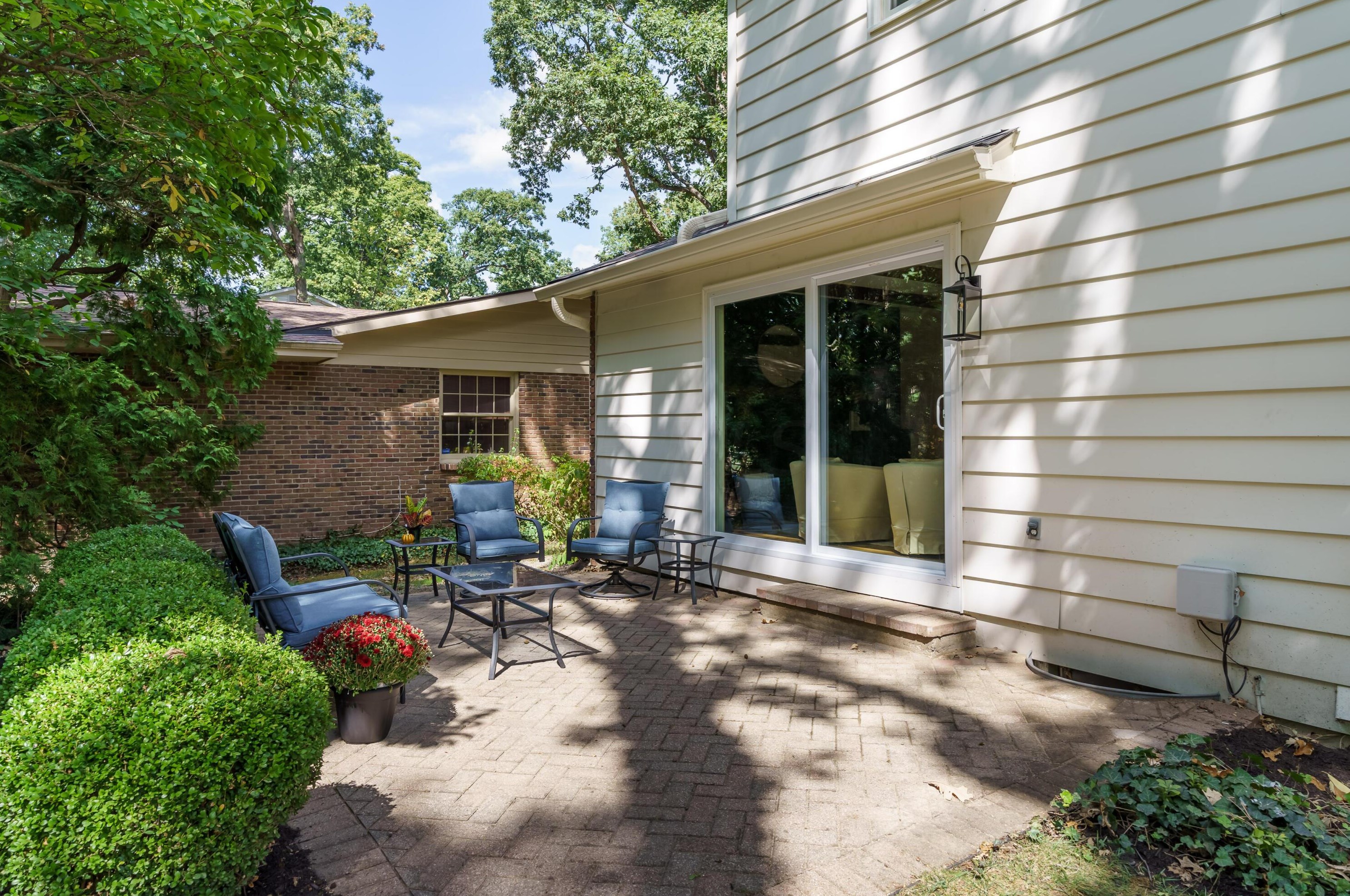 1377 Oakbourne Dr, Columbus OH  43235-1172 exterior