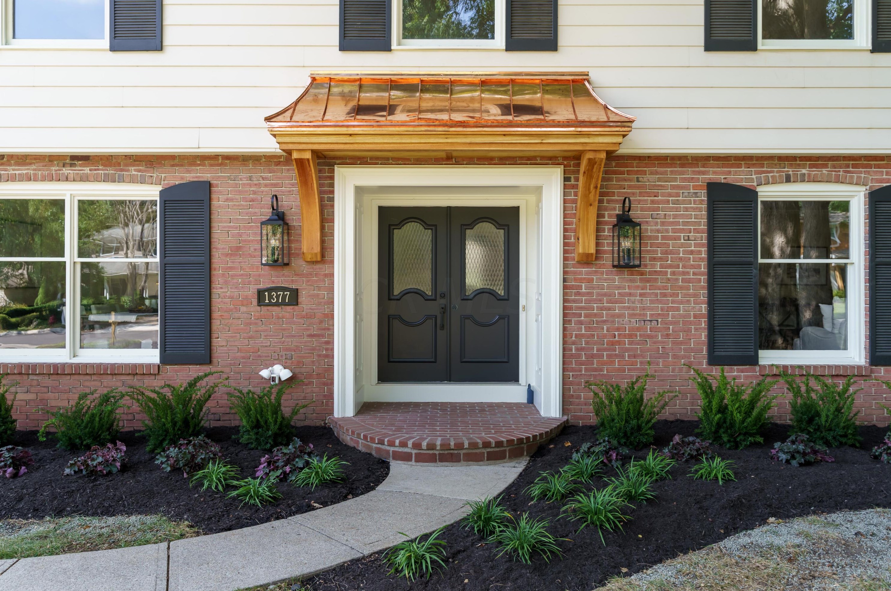 1377 Oakbourne Dr, Columbus OH  43235-1172 exterior