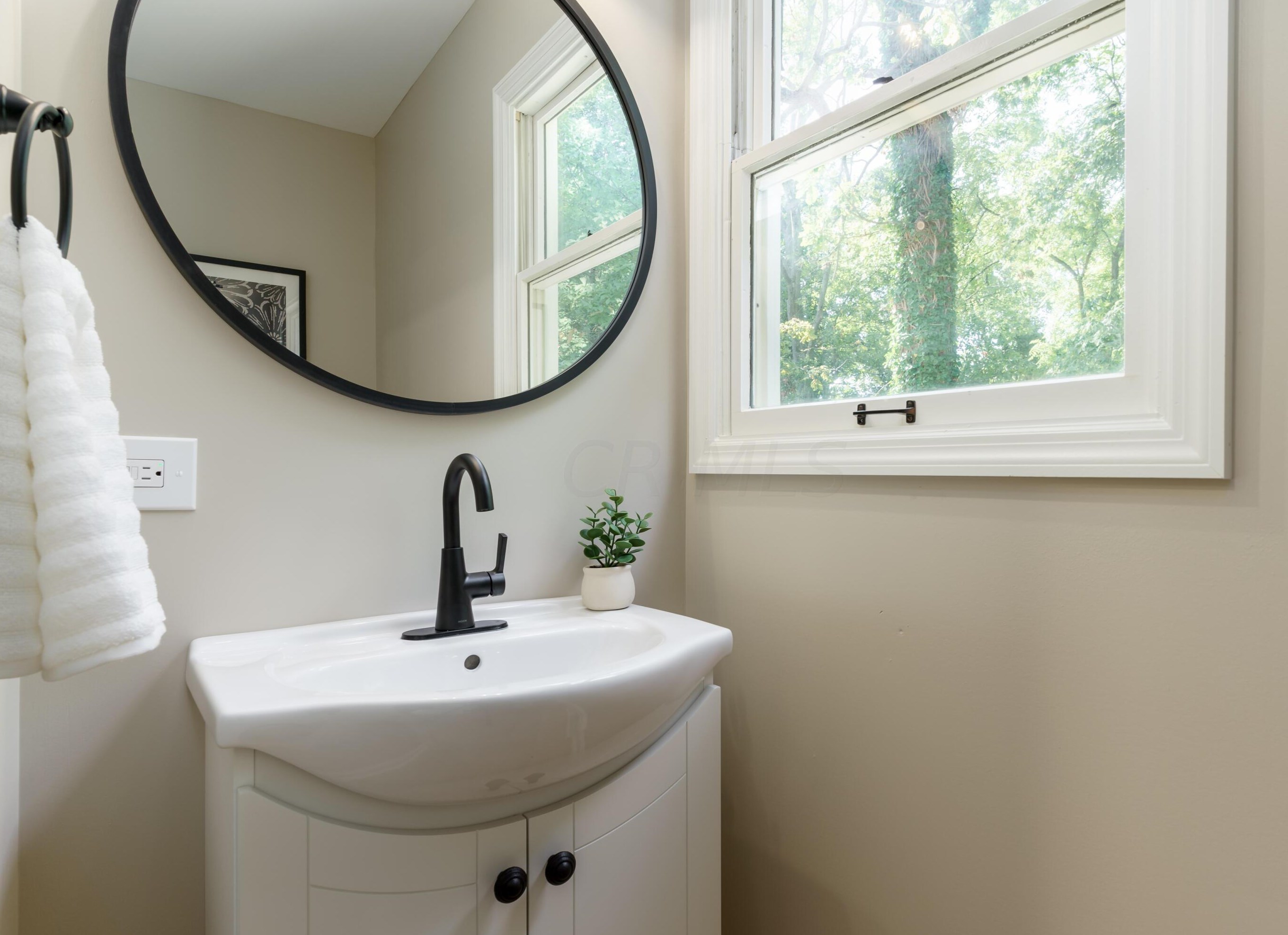 1377 Oakbourne Dr, Columbus OH  43235-1172 exterior