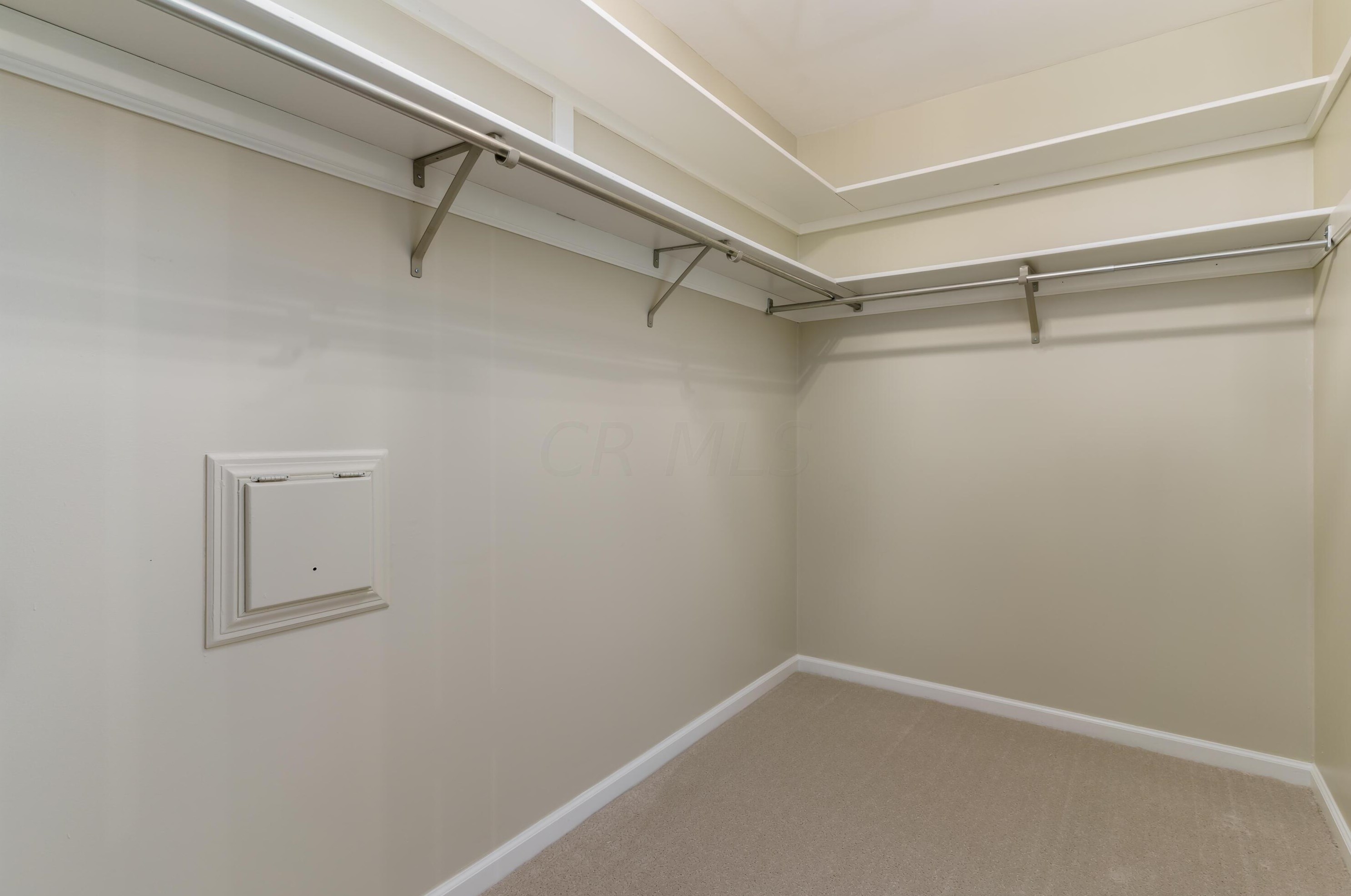 1377 Oakbourne Dr, Columbus OH  43235-1172 exterior