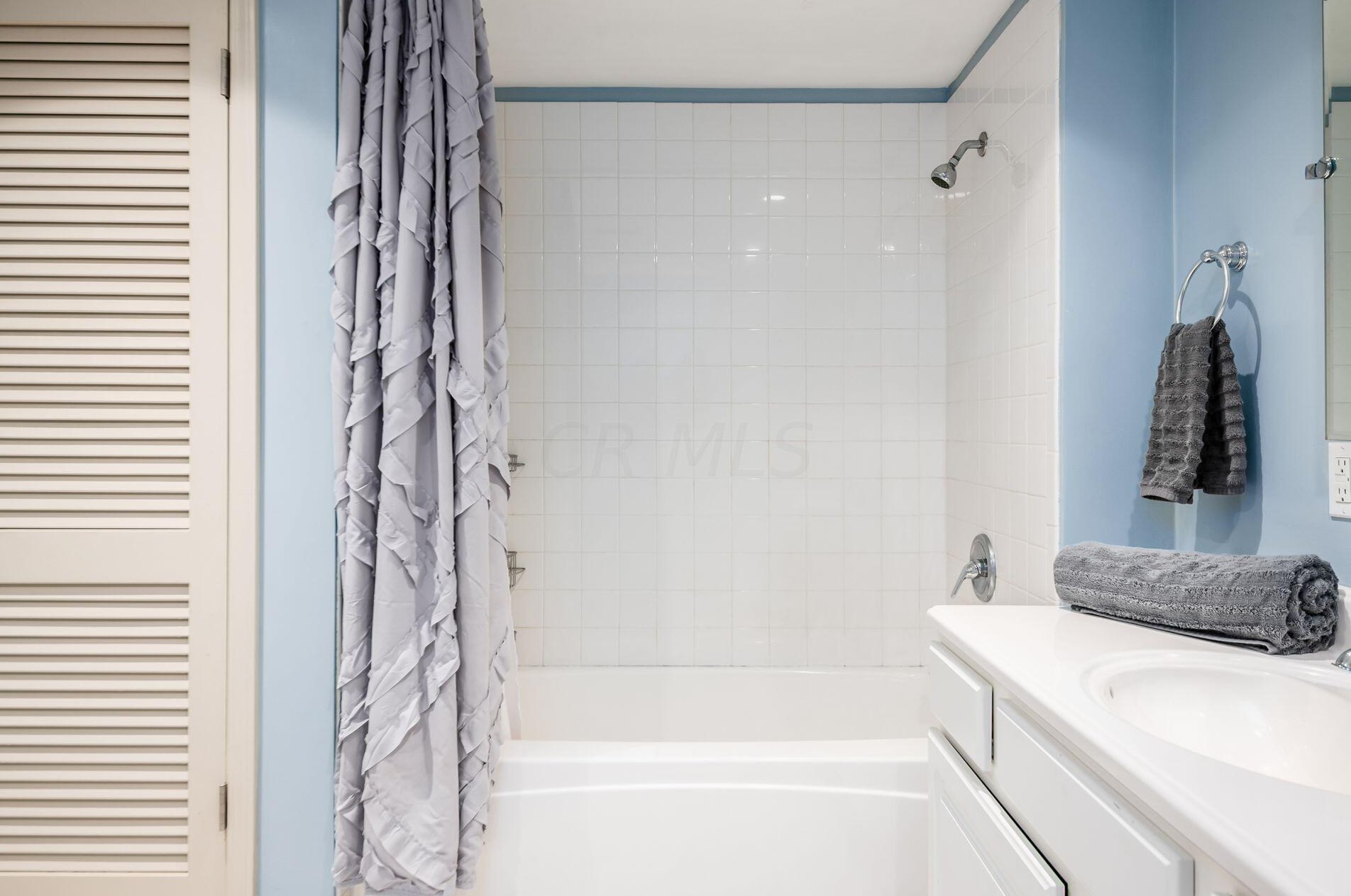 215 Richards Rd, Columbus OH  43214-3737 exterior