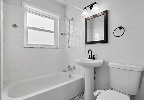 3226 Medina Ave, Columbus OH  43224-3501 exterior