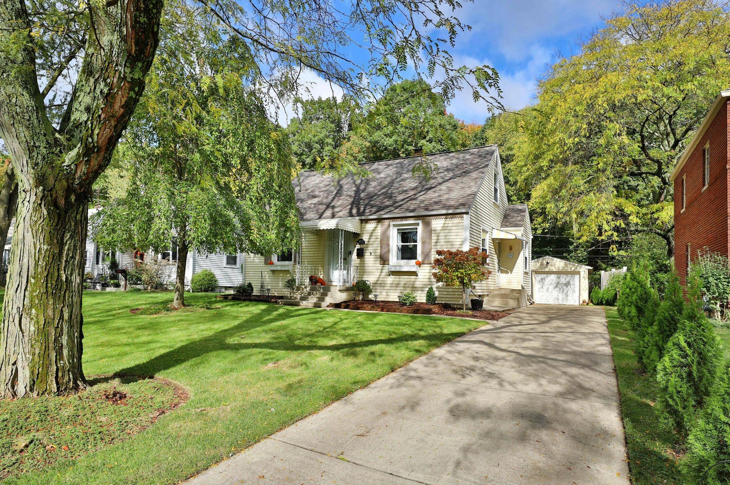 604 Blenheim Rd, Columbus, OH 43214