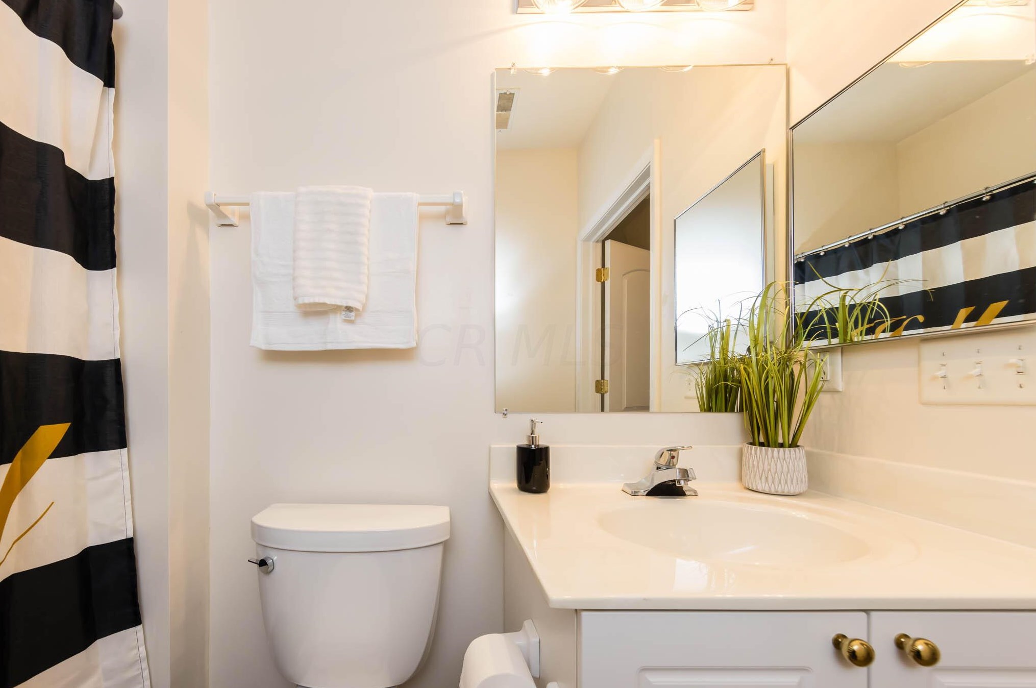 1929 Fortstone Ln, Columbus OH 43228-3876 exterior