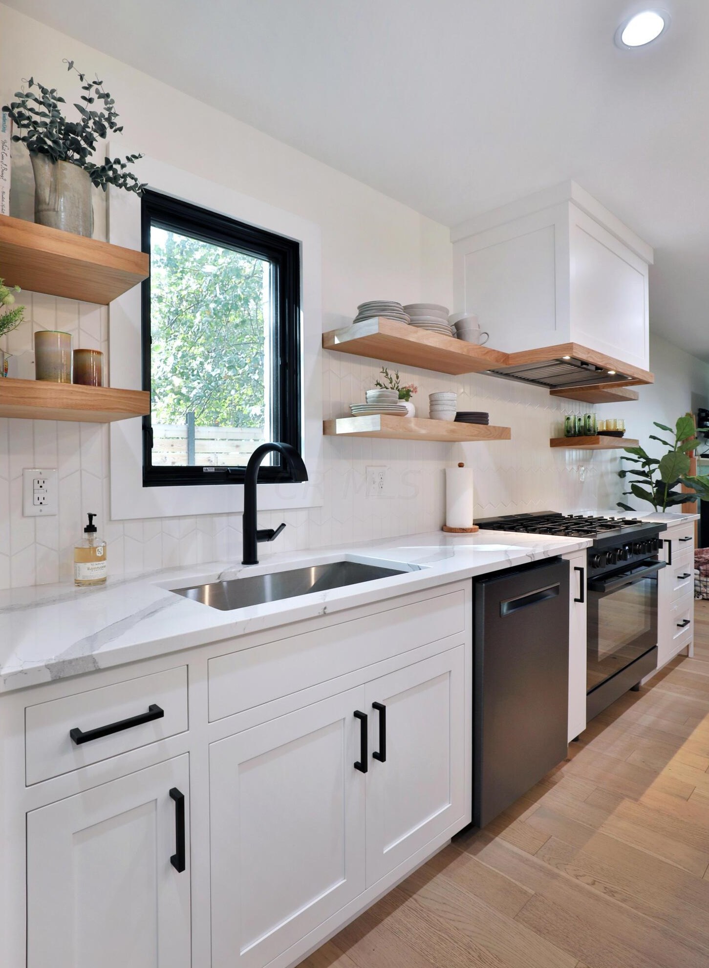 217 Canyon Dr, Columbus OH  43214-3105 exterior