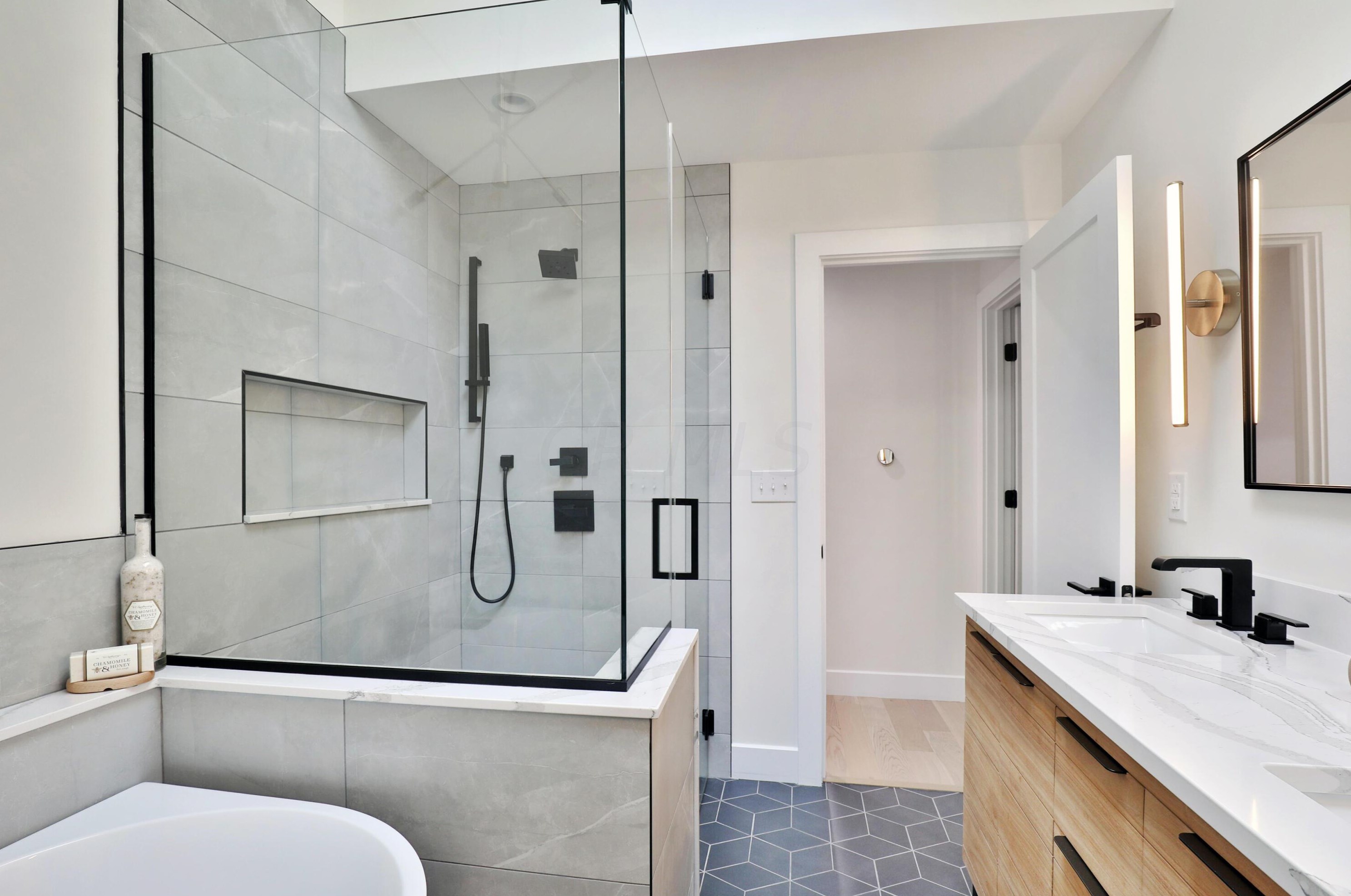 217 Canyon Dr, Columbus OH  43214-3105 exterior