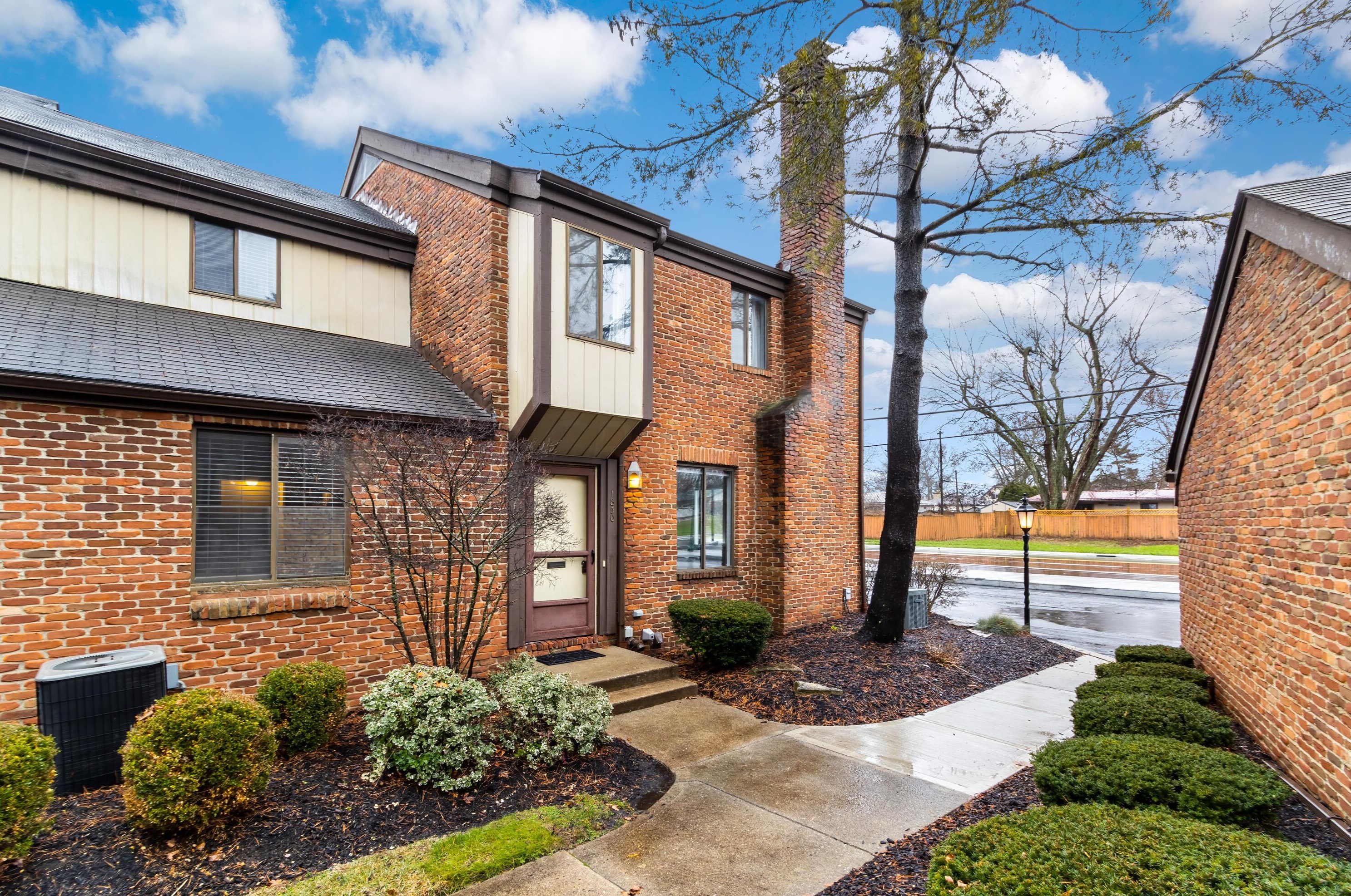 1850 Fishinger Rd, Columbus, OH 43221-1351