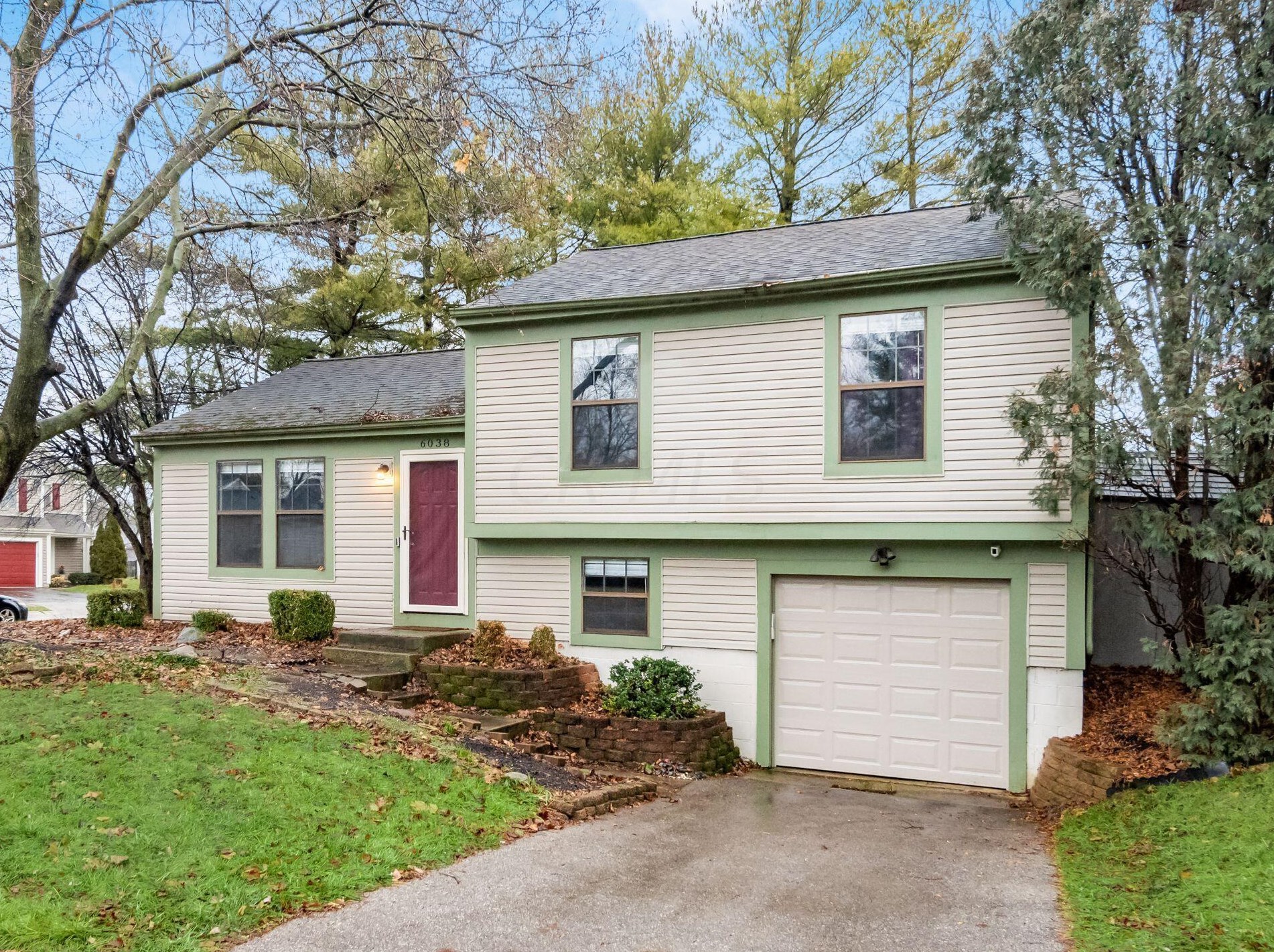 6038 Meadowsglen Dr, Dublin, OH 43017-1849