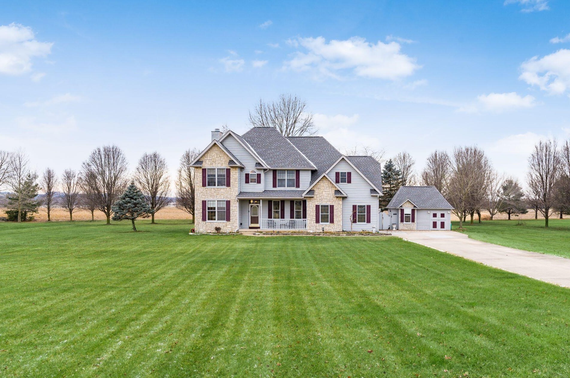 4827 Meadowgrove Dr, Carroll, OH 43112-9588