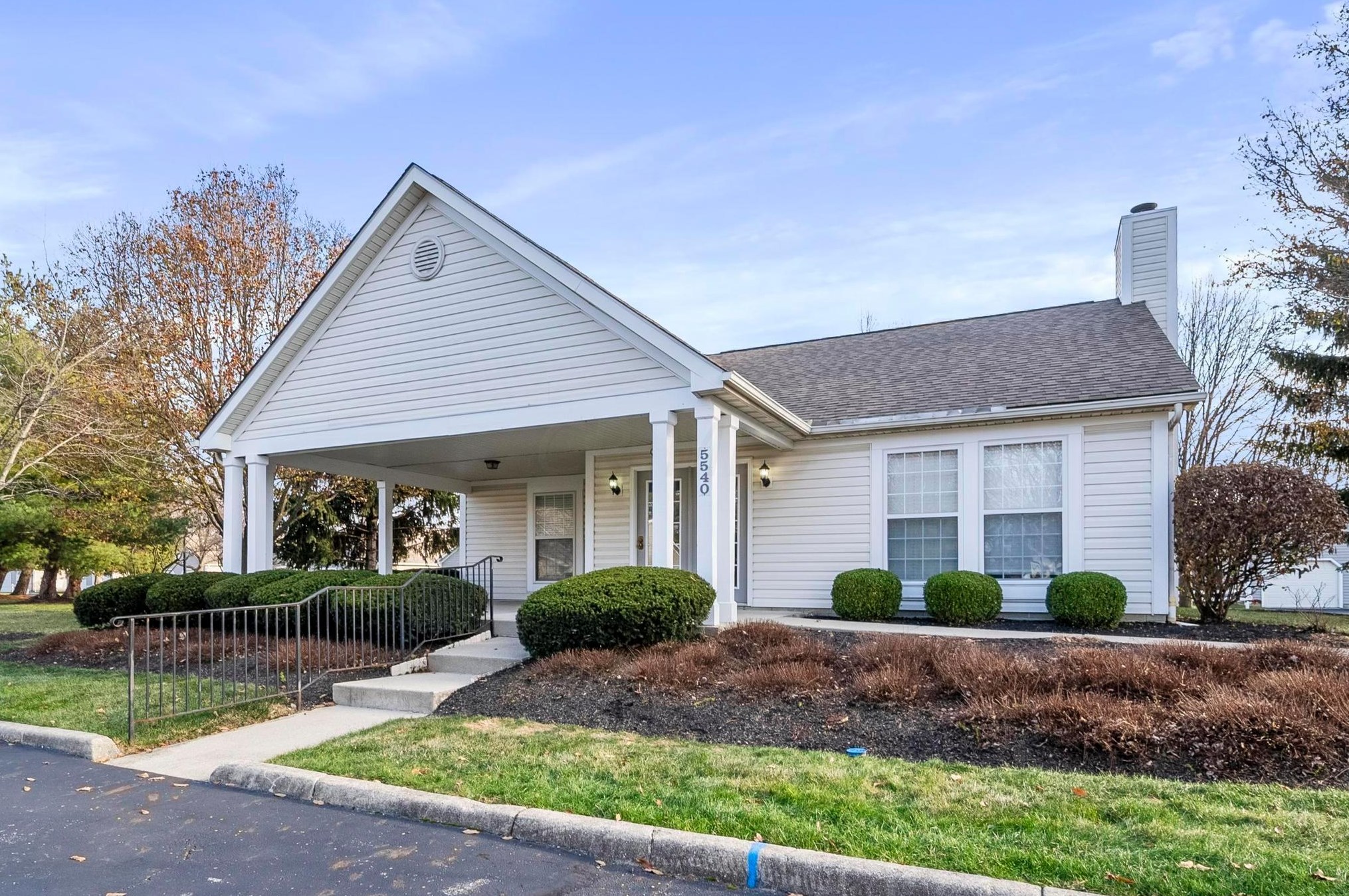 5544 Parkshire Dr, Columbus OH 43229-9352 exterior
