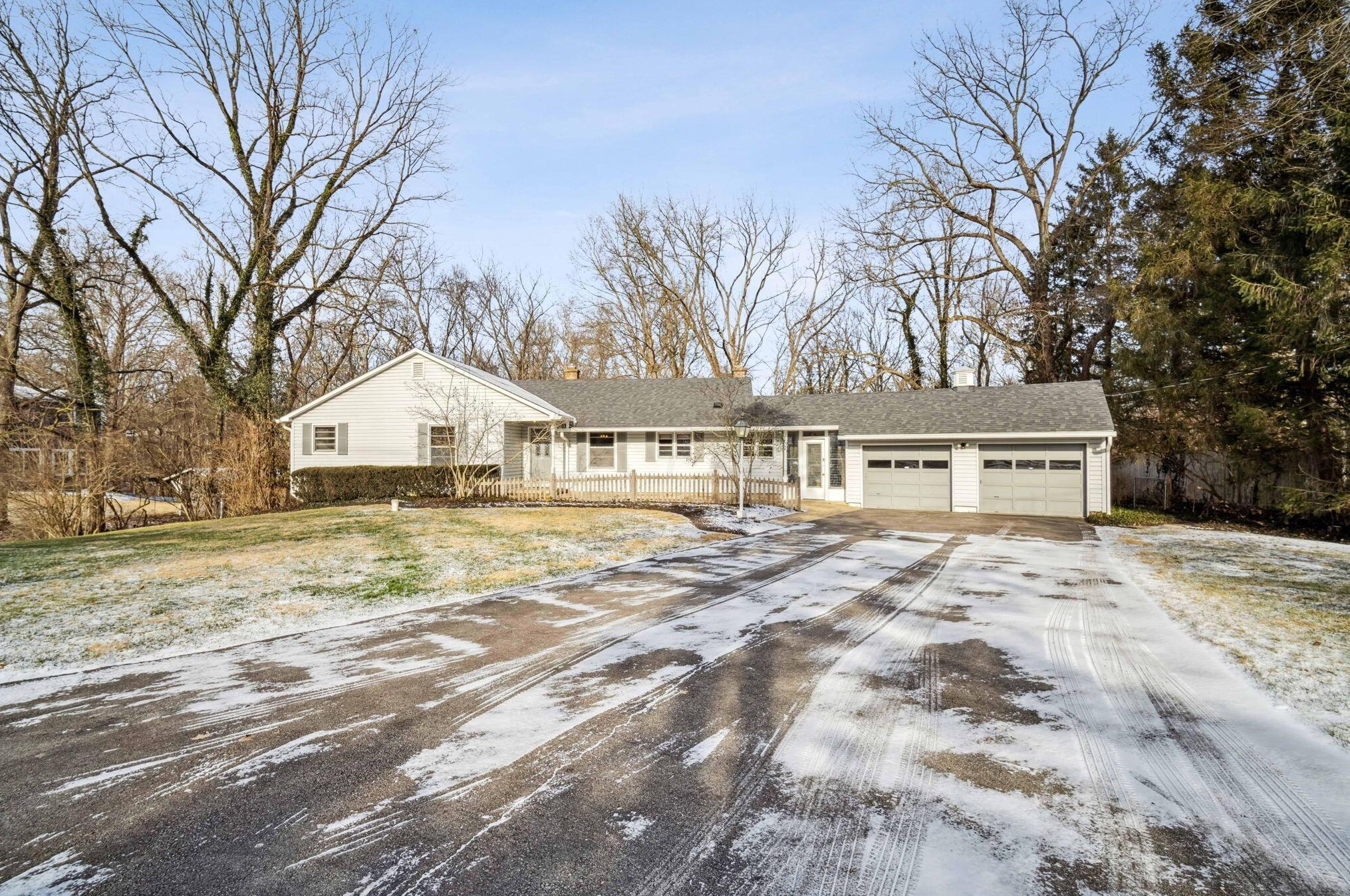 750 Carruthers Dr, Columbus, OH 43235-3407