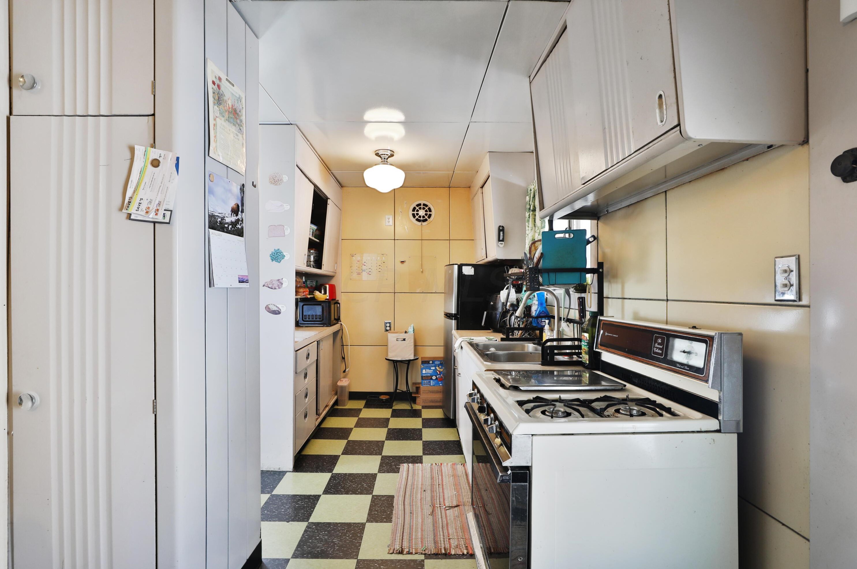 1616 Weber Rd, Columbus OH  43211-1538 exterior