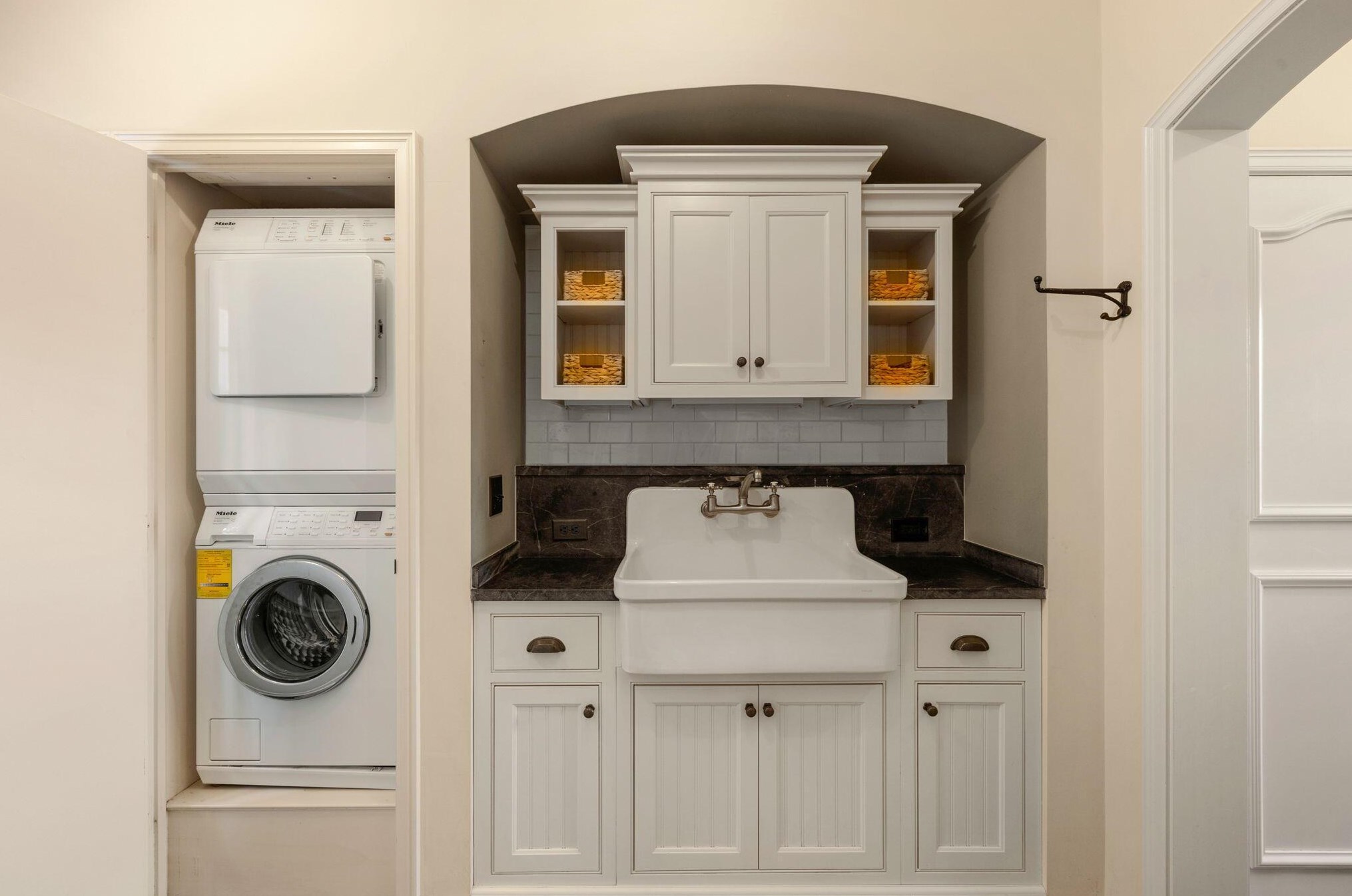 2130 Parkway Dr, Columbus OH 43221-3718 exterior