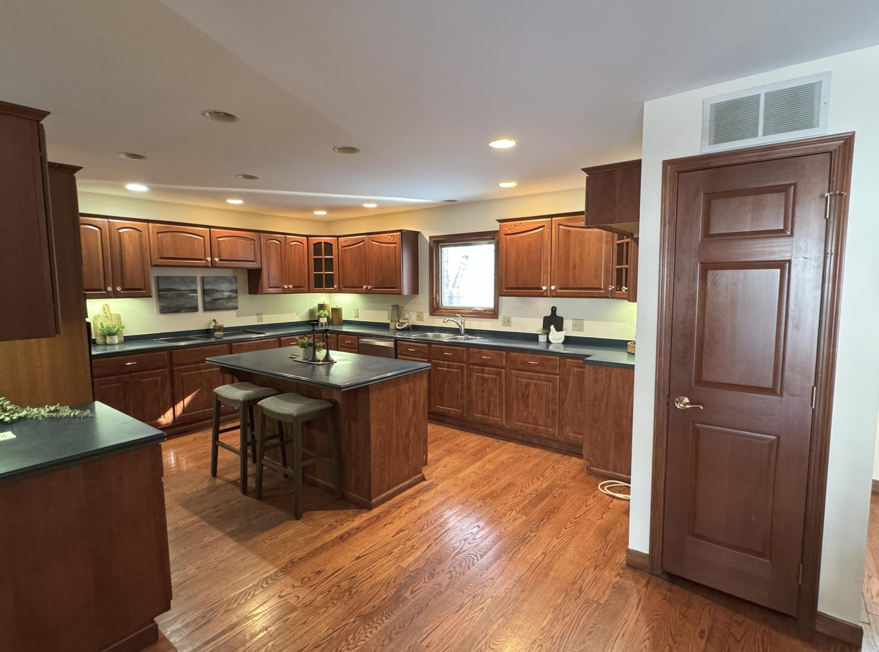 516 Woodview Rd, Westerville OH  43081-3064 exterior