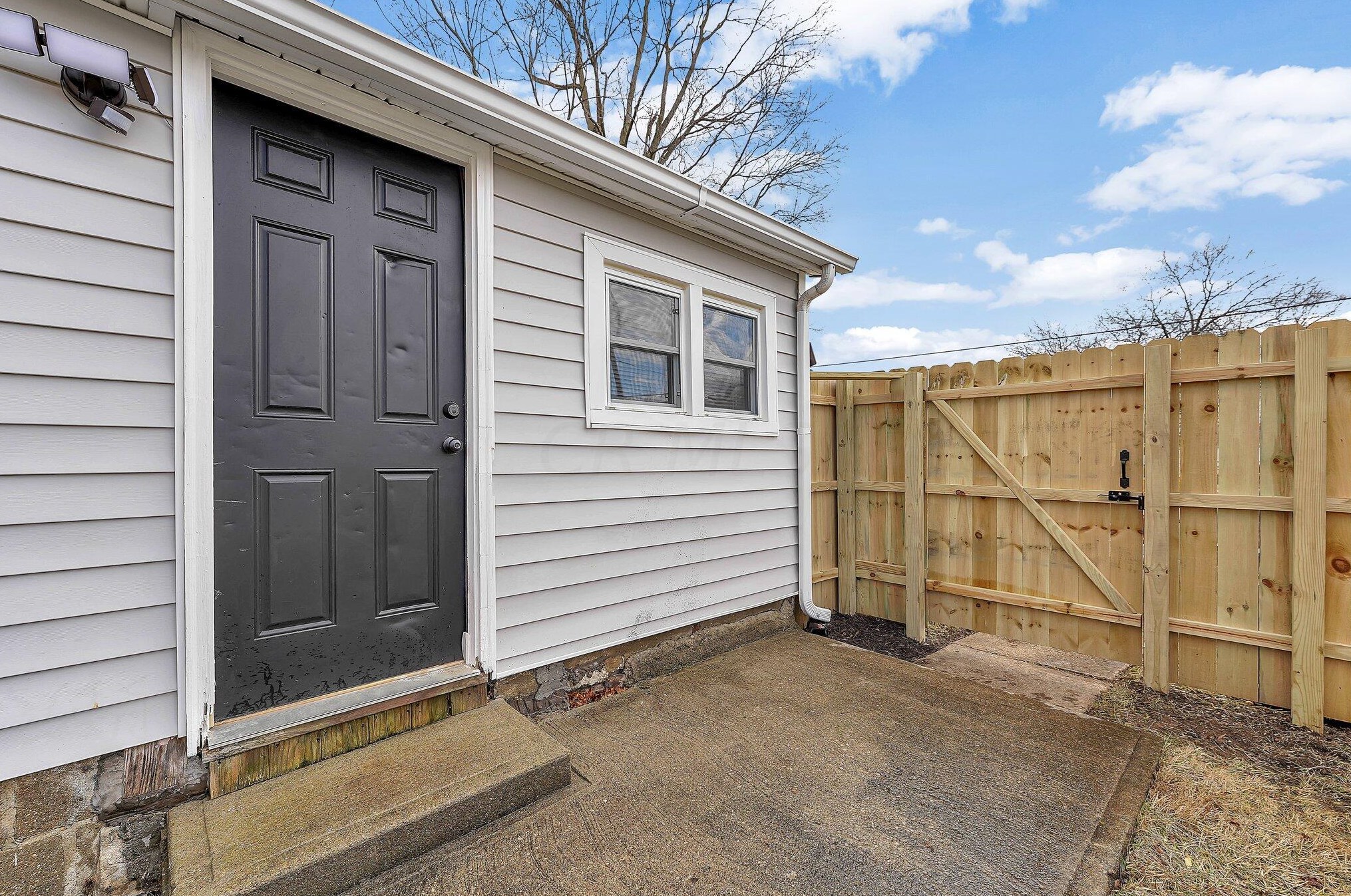 703 Pierce Ave, Lancaster OH 43130-2142 exterior