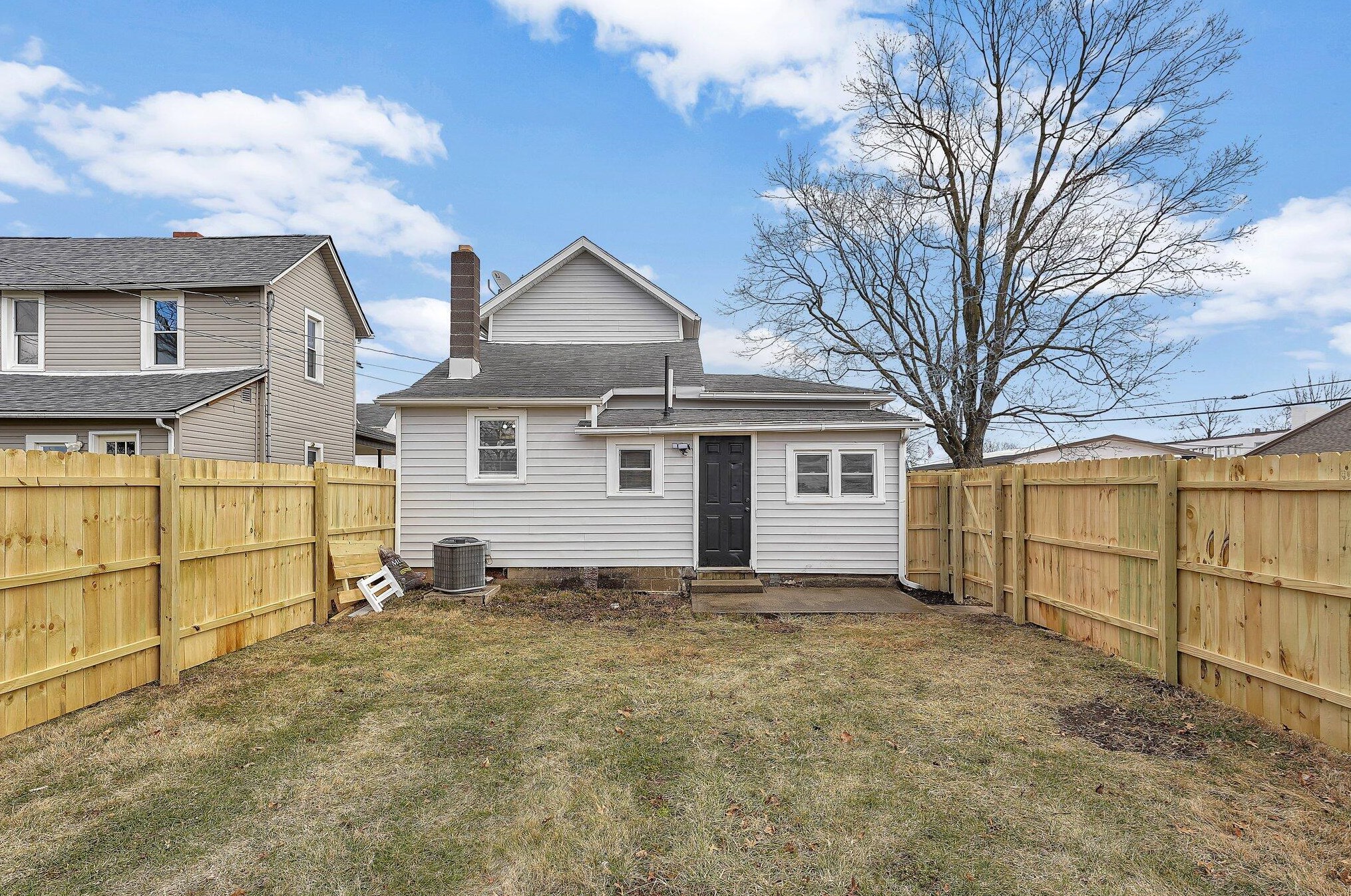 703 Pierce Ave, Lancaster OH 43130-2142 exterior