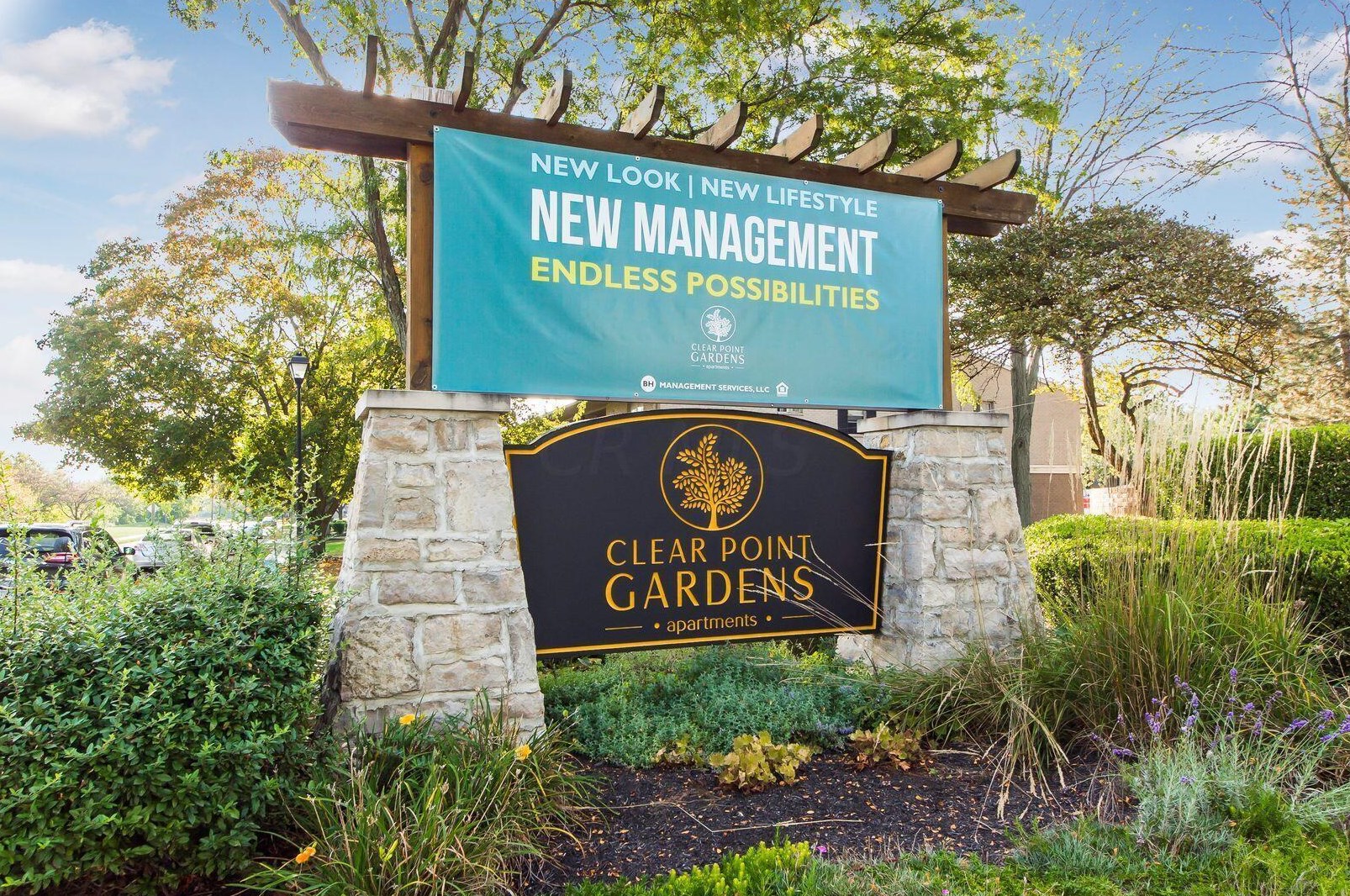 2037 Sale Rd, Columbus OH  43224-2438 exterior