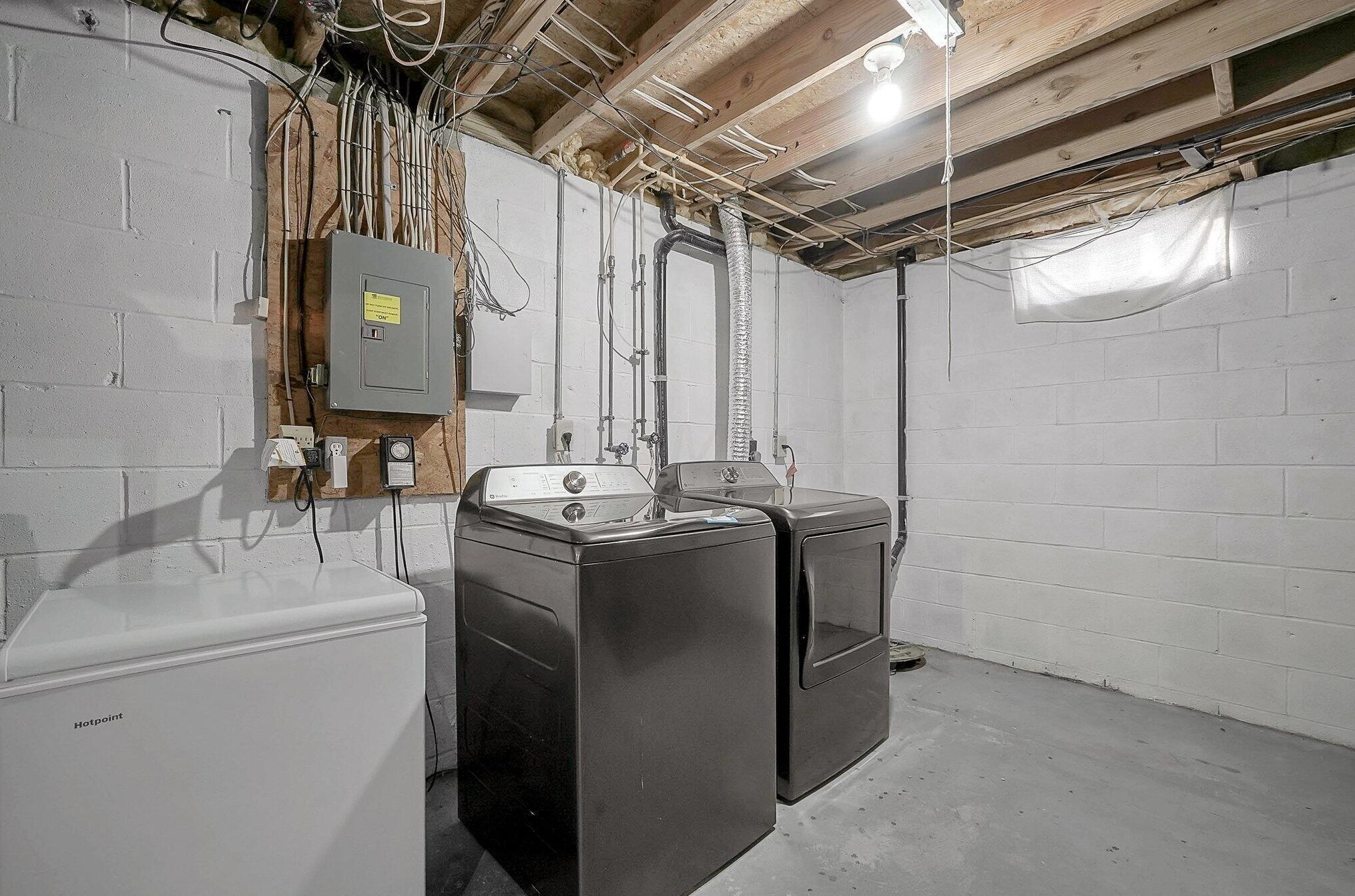 6827 Magdalena Ln, Cnl Wnchstr OH  43110-8332 exterior