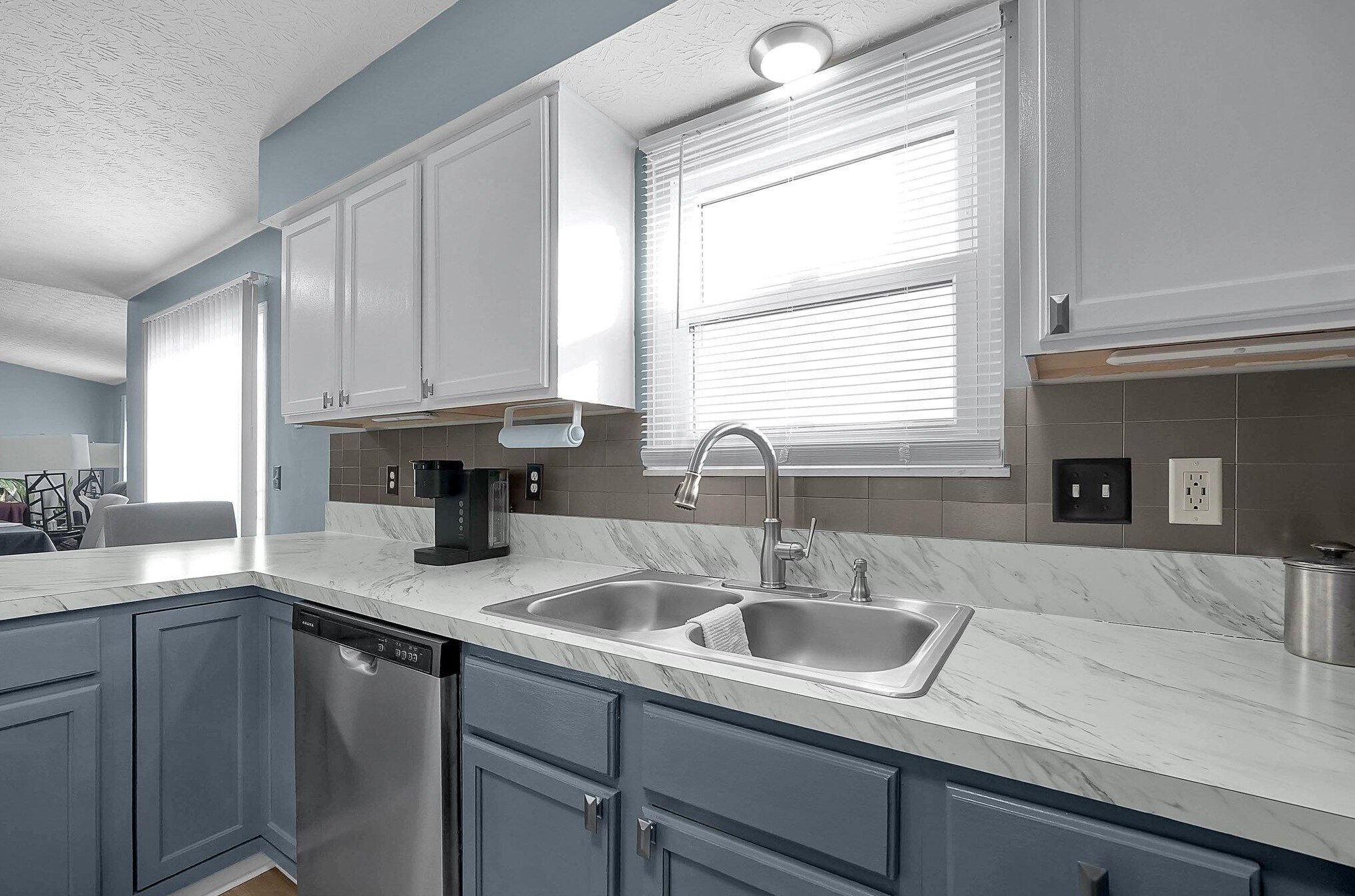 6827 Magdalena Ln, Cnl Wnchstr OH  43110-8332 exterior