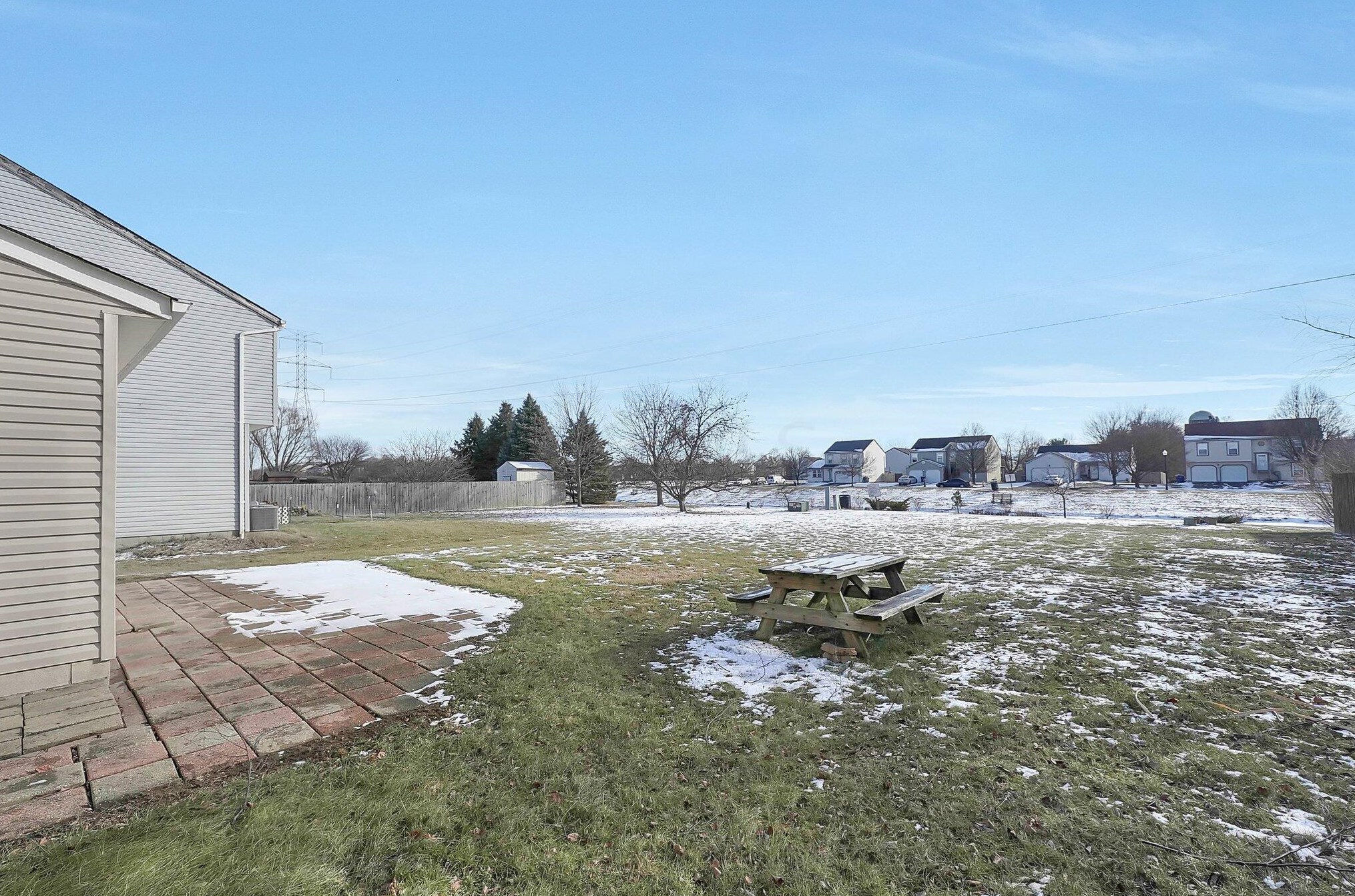 6827 Magdalena Ln, Cnl Wnchstr OH  43110-8332 exterior