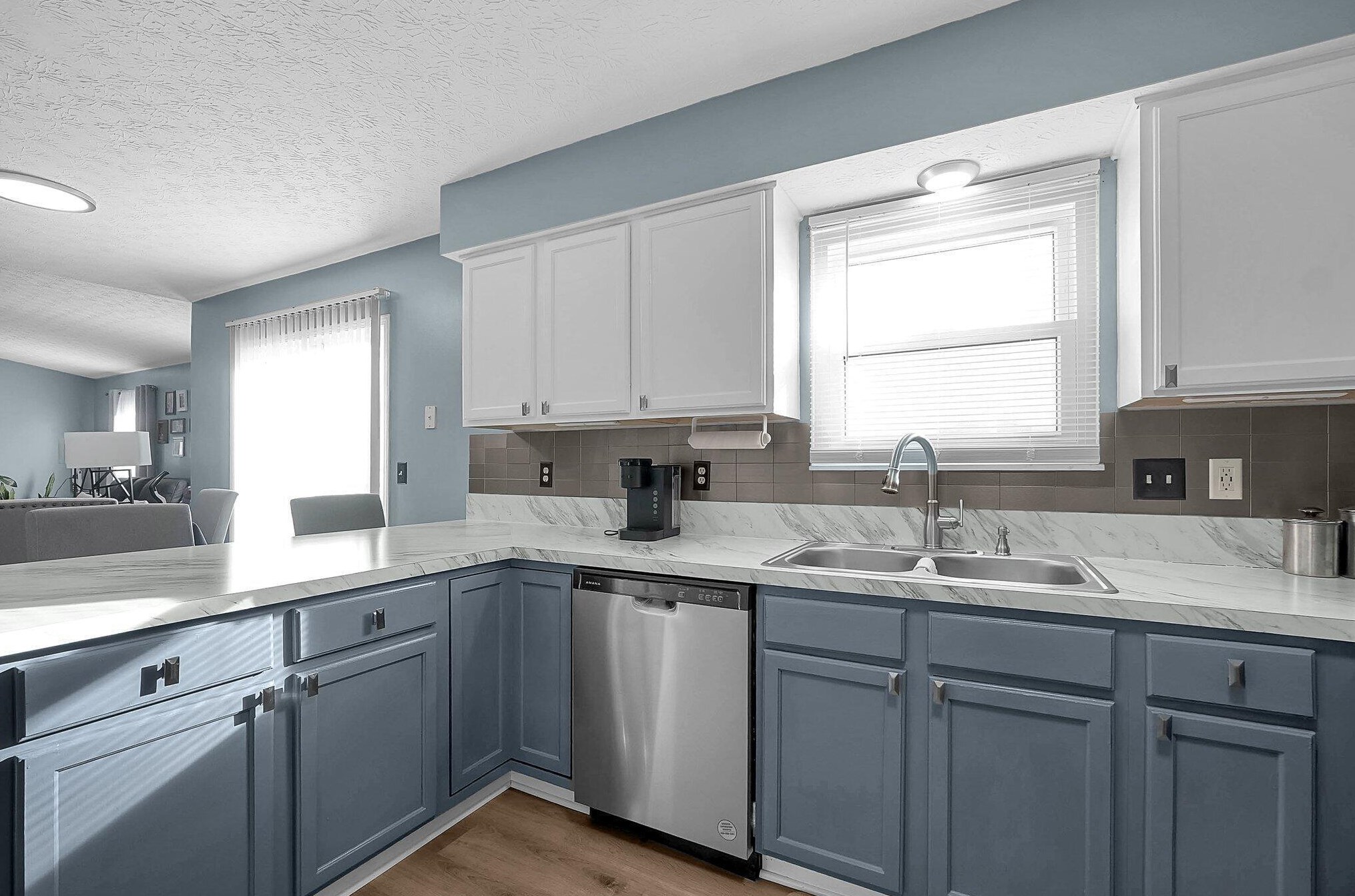 6827 Magdalena Ln, Cnl Wnchstr OH  43110-8332 exterior