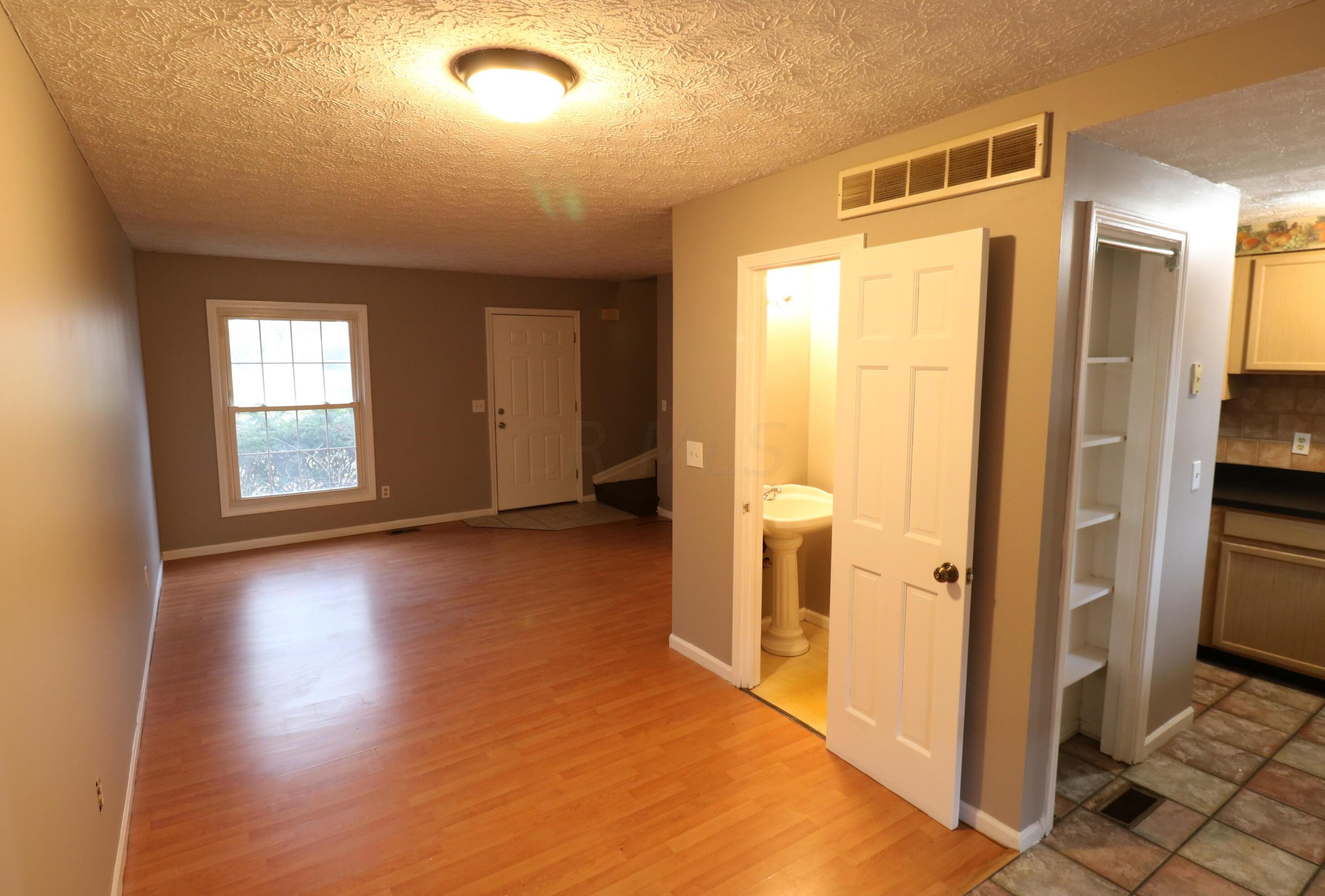 2444 Hardesty Dr, Columbus, OH 43204-5812