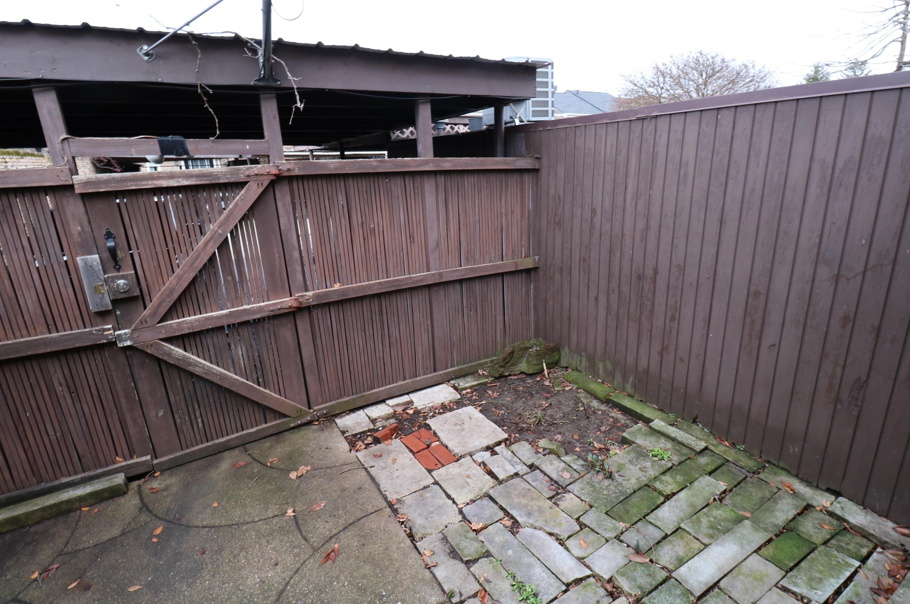 2444 Hardesty Dr, Columbus OH  43204-5812 exterior