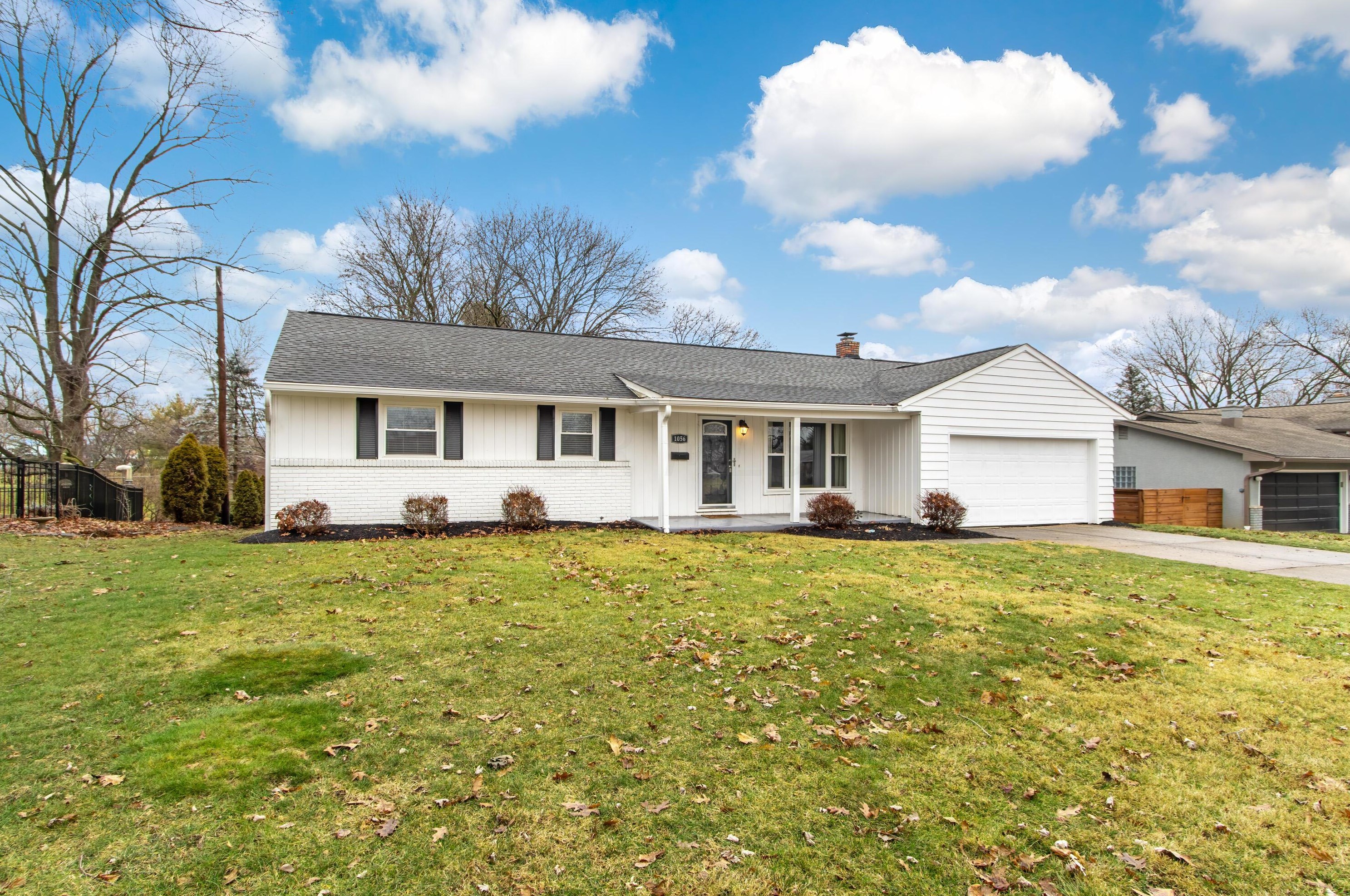 1056 Kenchester Dr, Columbus, OH 43220-4010