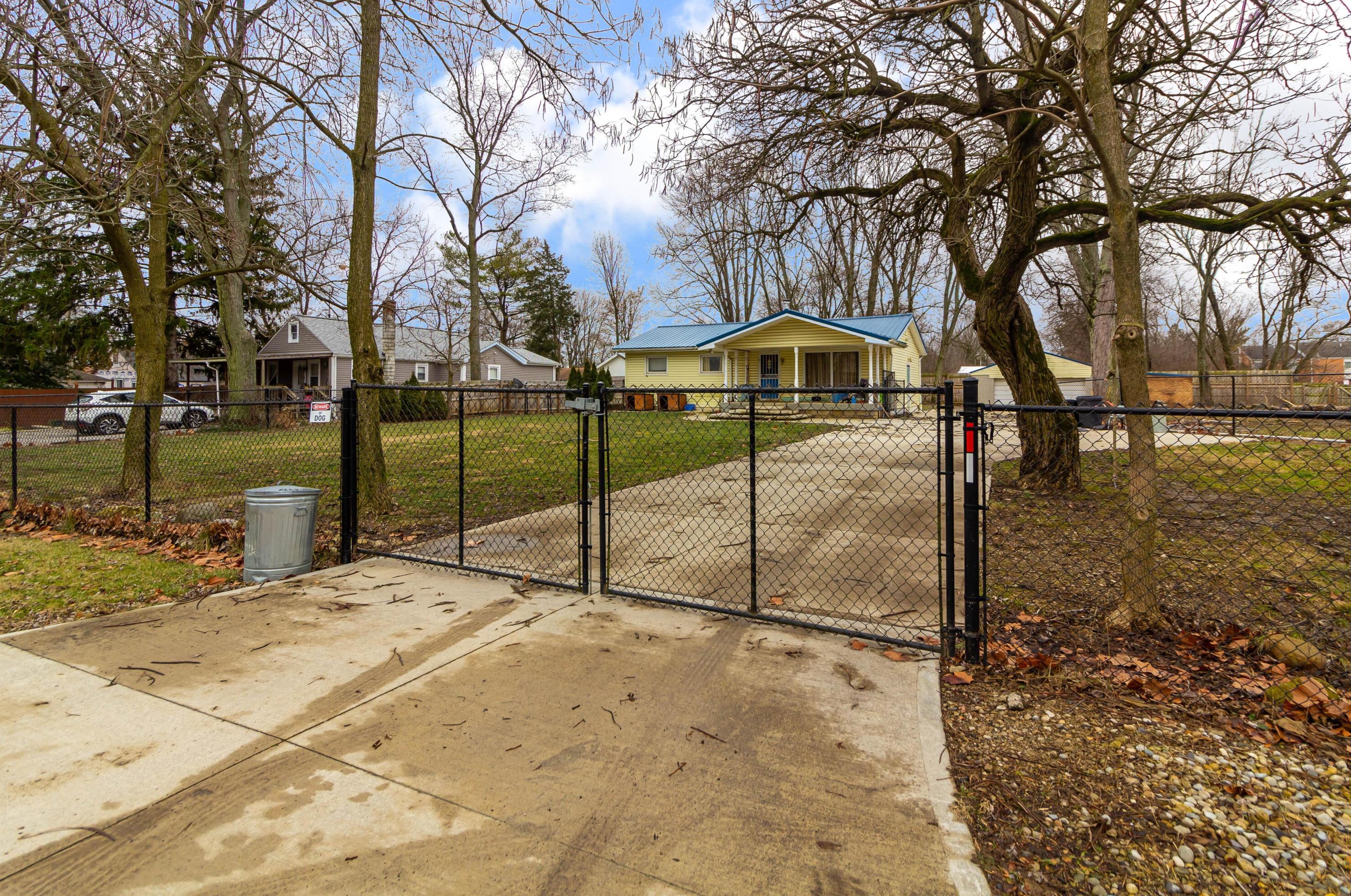 2277 Mecca Rd, Columbus, OH 43224-4513