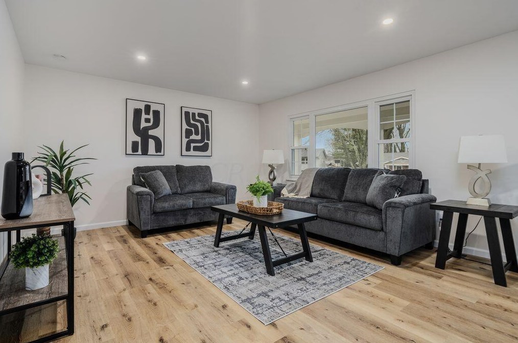 412 Denwood Dr, Columbus OH  43230-2012 exterior