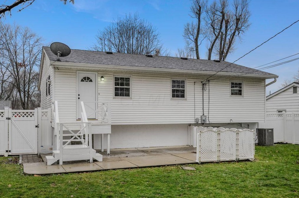 412 Denwood Dr, Columbus OH  43230-2012 exterior