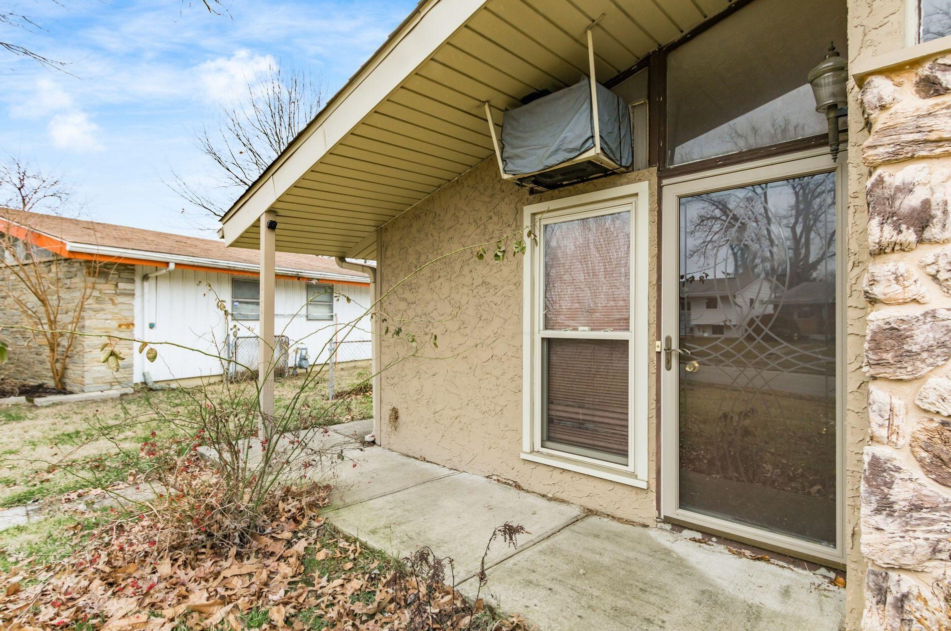 616 Holly Hill Dr, Columbus, OH 43228-2976