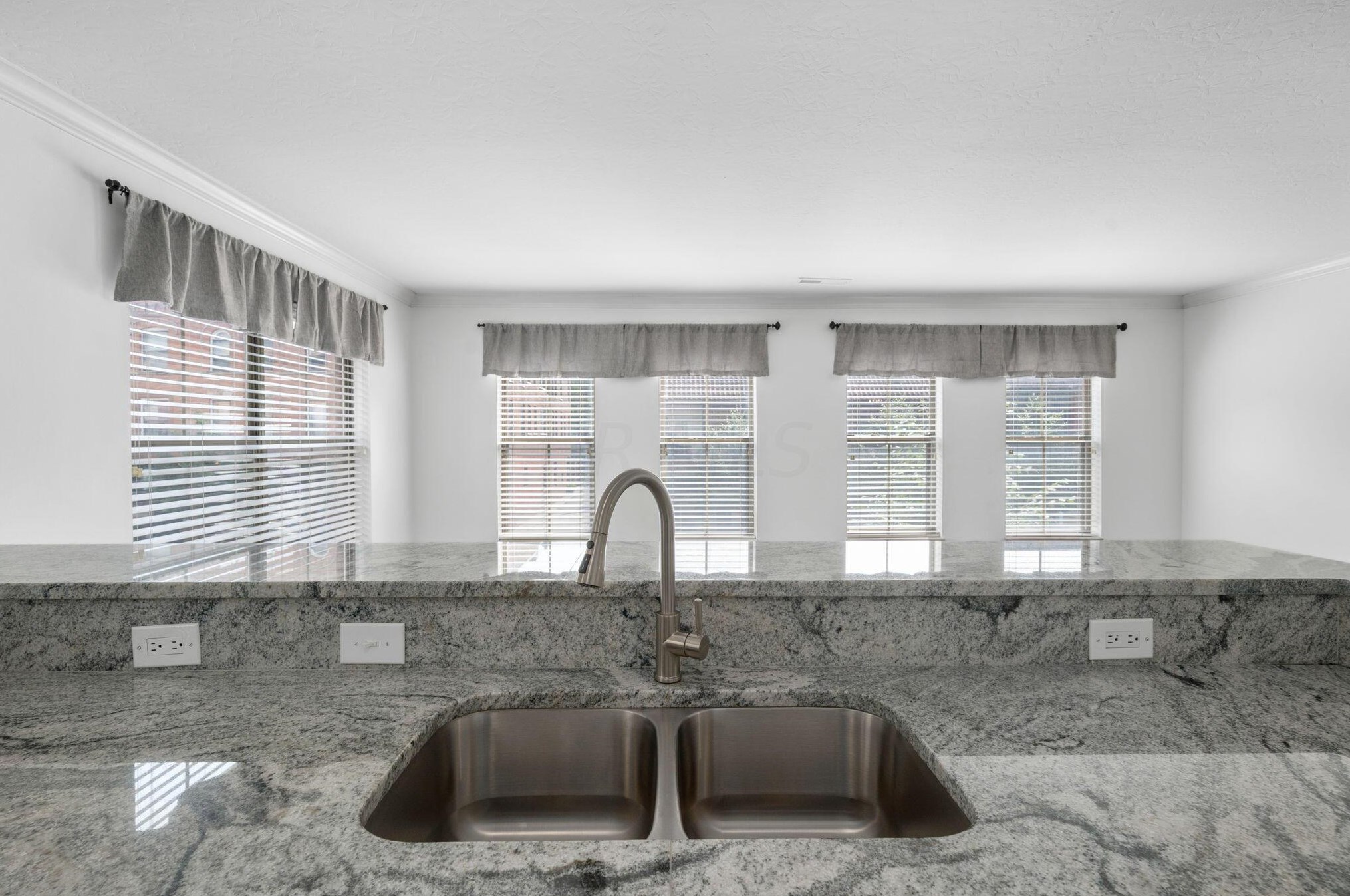 3 Lincoln St, Columbus OH  43215-1673 exterior