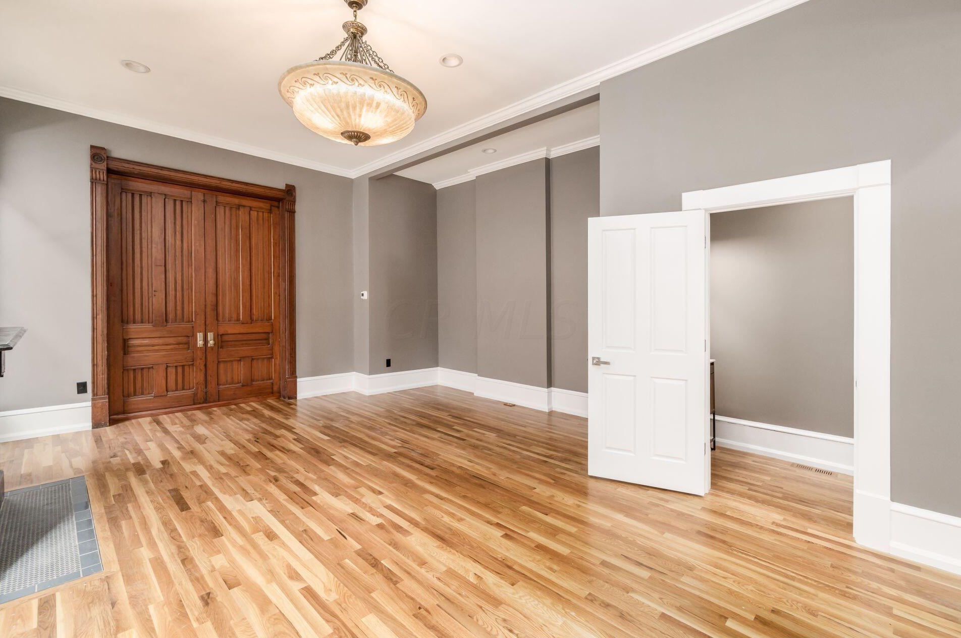 392 Town St, Columbus OH 43215-4838 exterior