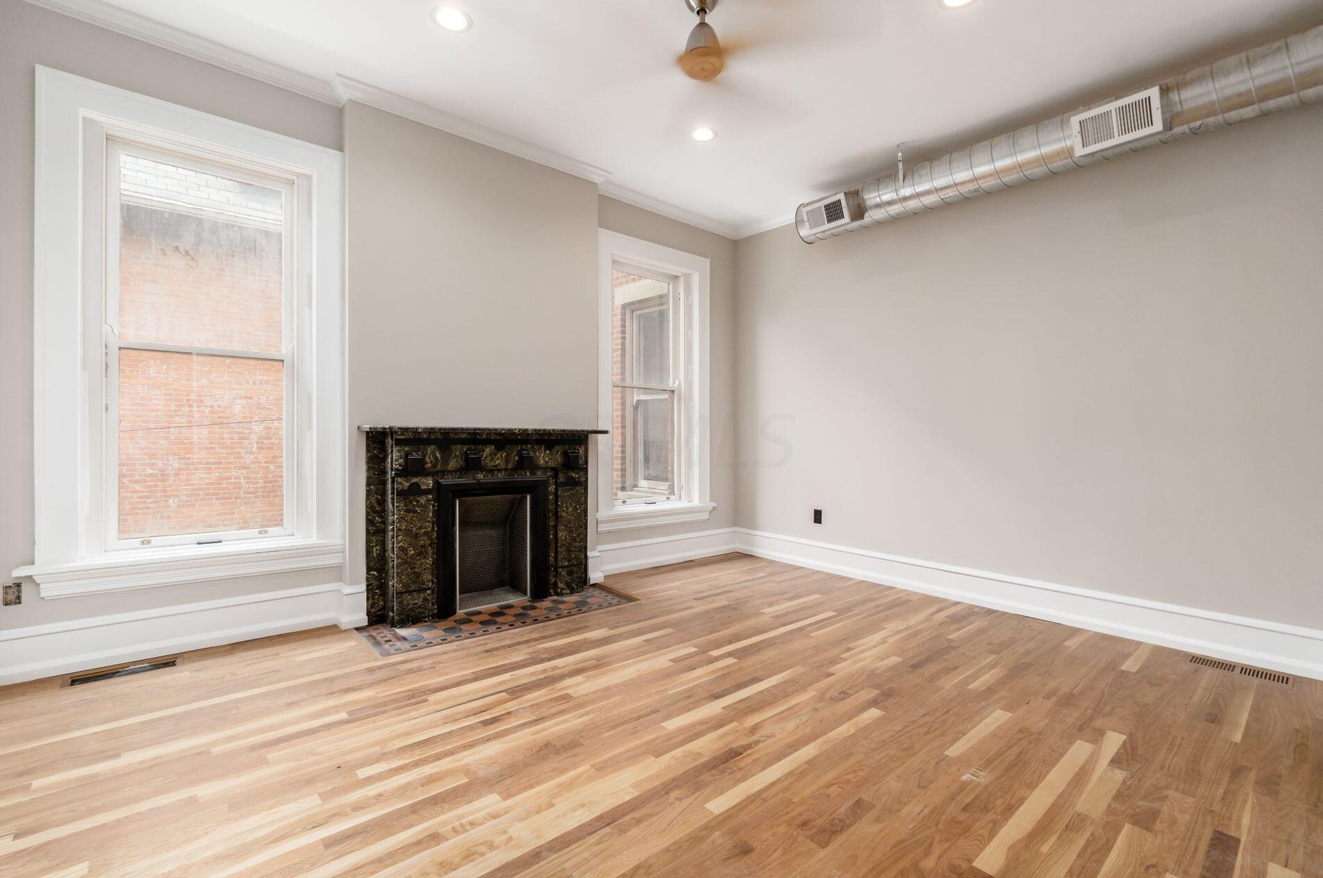 392 Town St, Columbus OH 43215-4838 exterior