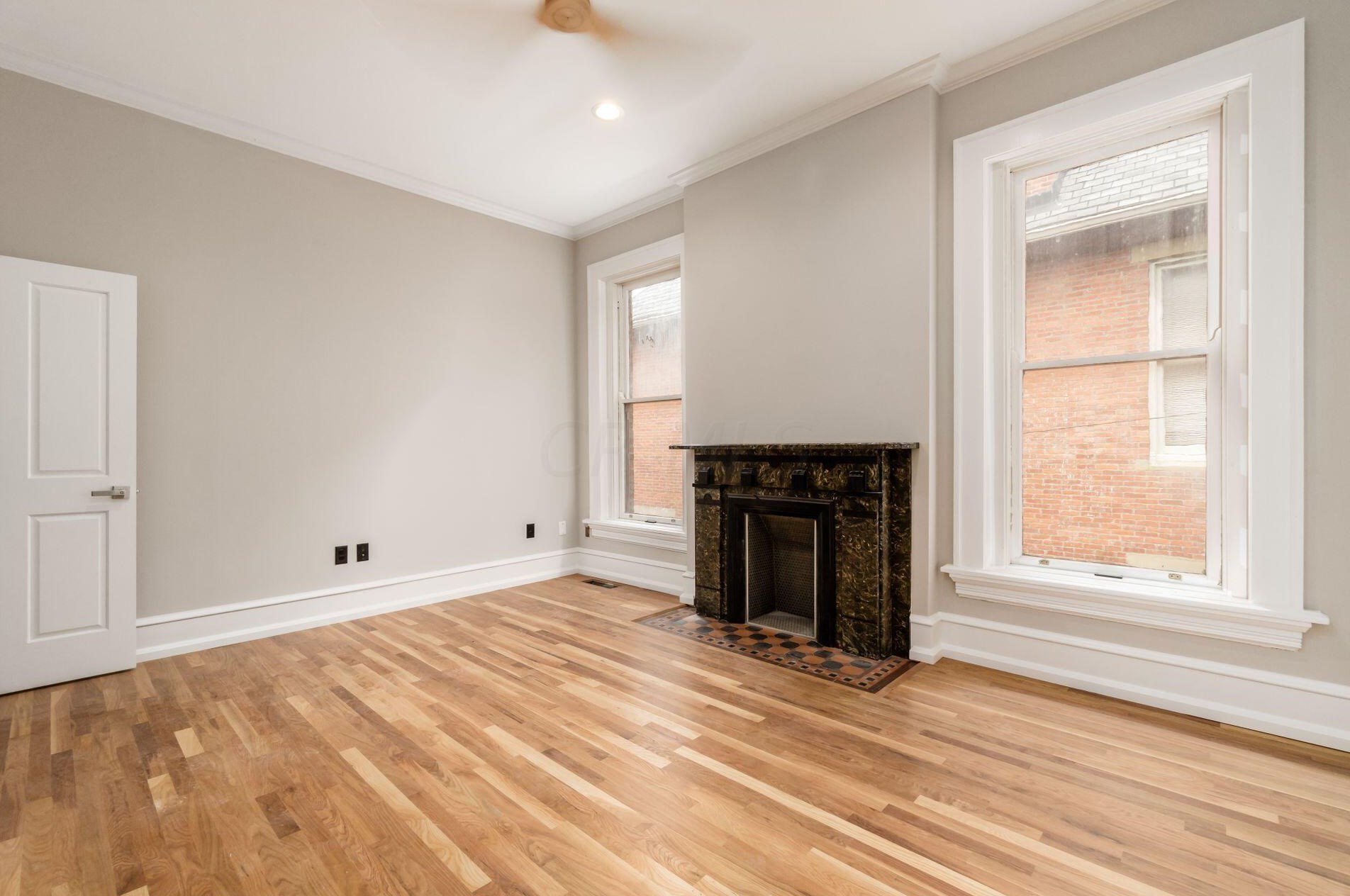 392 Town St, Columbus OH 43215-4838 exterior