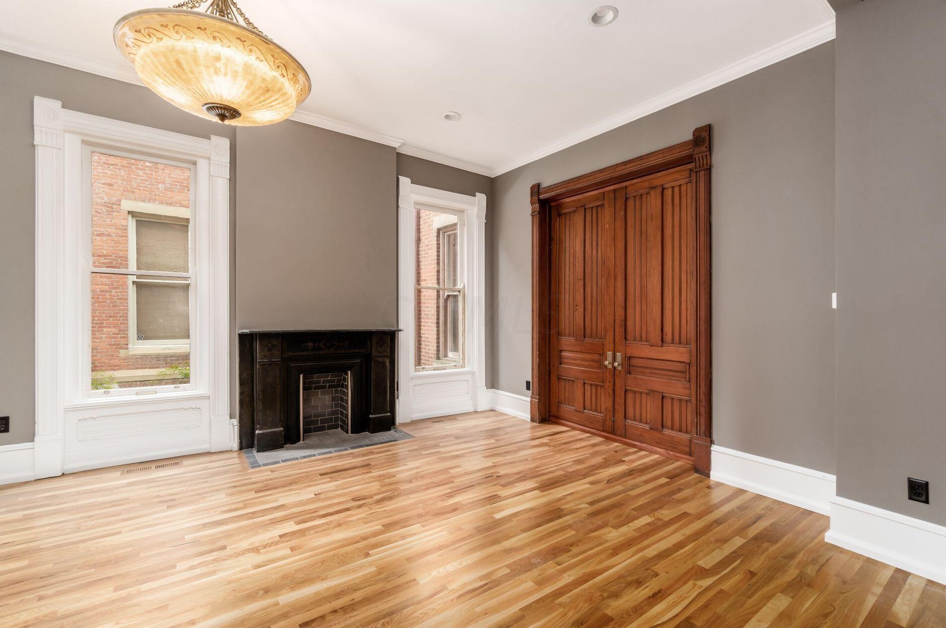 392 Town St, Columbus OH 43215-4838 exterior